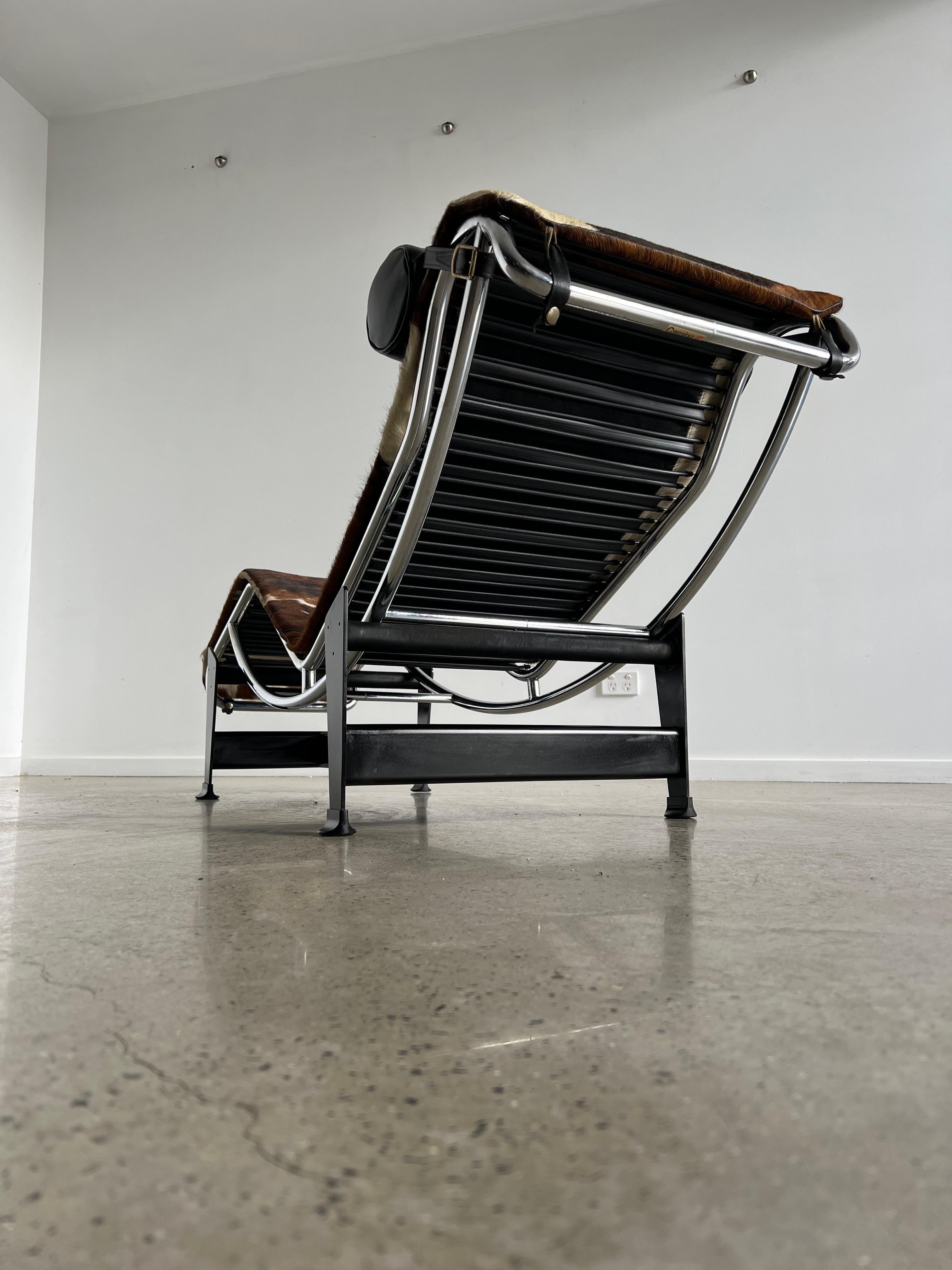 Designed by Le Corbusier, Pierre Jeanneret and Charlotte Perriand in 1928 and made famous since 1965 by Cassina. LC4 is a chaise lounge with variable inclination with cradle in polished chromed steel and pedestal in black painted steel. Mattress of