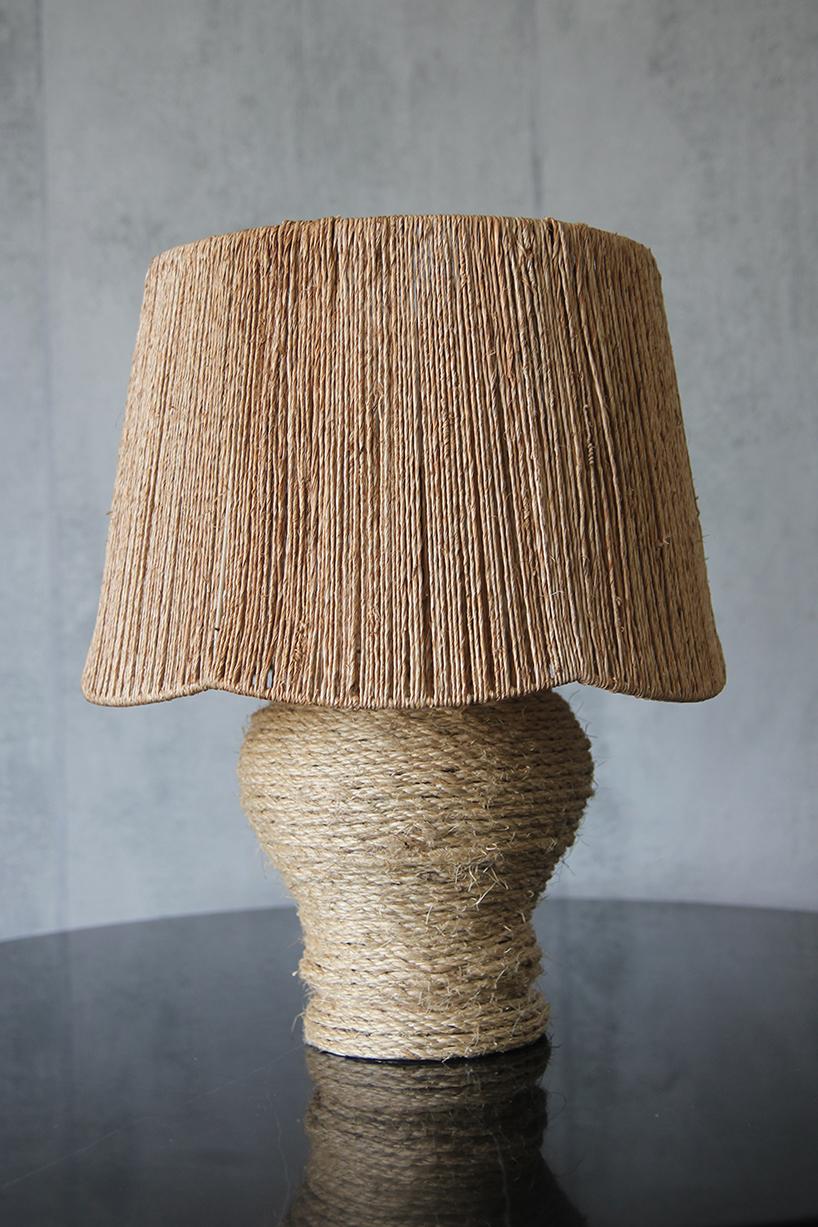 La lampe La Corde de Understated Design est une lampe à corde au design exquis qui apporte une touche d'élégance naturelle à n'importe quelle pièce. Son design simple mais distinctif rehausse naturellement l'ambiance de votre espace, qu'il soit