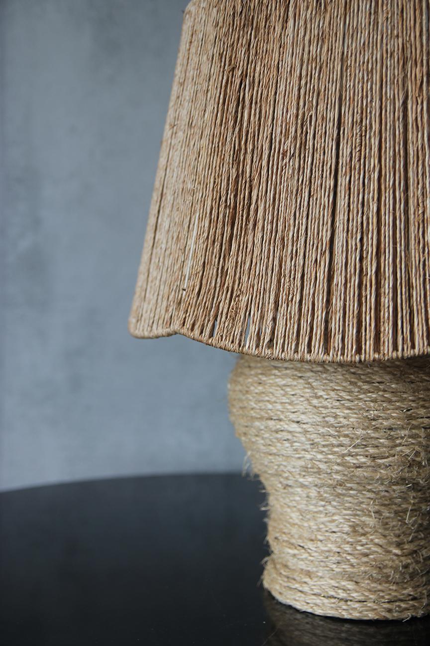Organique Lampe de table La Corde par Understated Design en vente