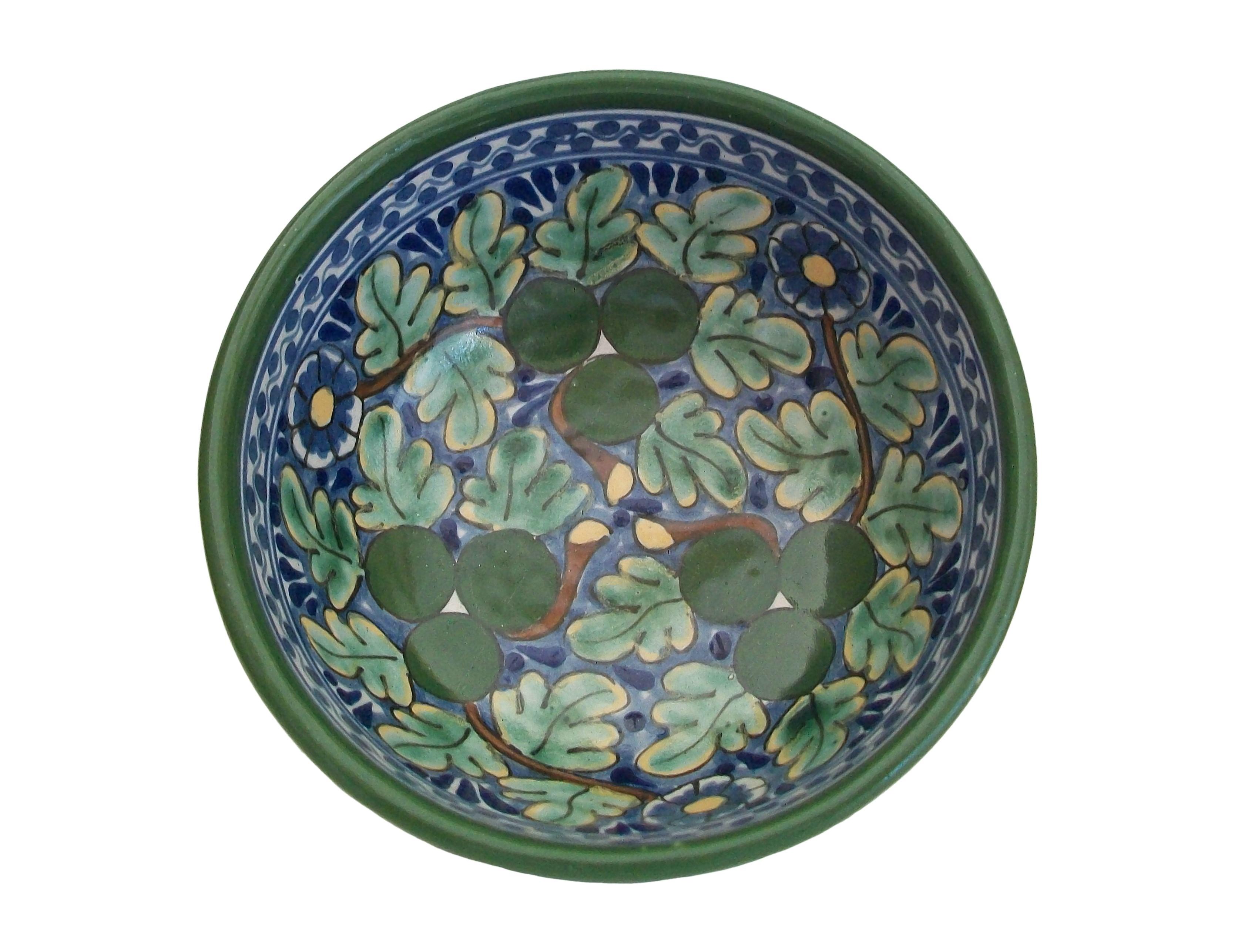 LA CORONA - Bol vintage en céramique Talavera peint à la main - de belle qualité - présentant un motif général de feuilles et de fleurs en bleu et vert - signé sur la base - Mexique (Tlaxcala) - fin du 20e siècle.

Excellent état vintage - aucune