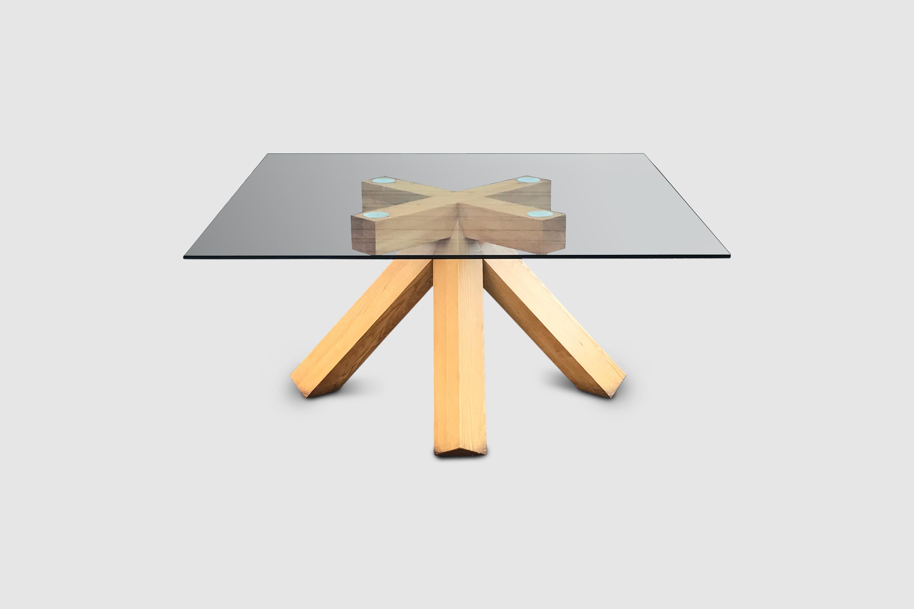An extremely rare design by Mario Bellini for Cassina. The La Corte dining table was only produced in very limited numbers. After the famous exhibition ‘Italy: The New Domestic Landscape’ Bellini embarked on a journey to go back to the absolute