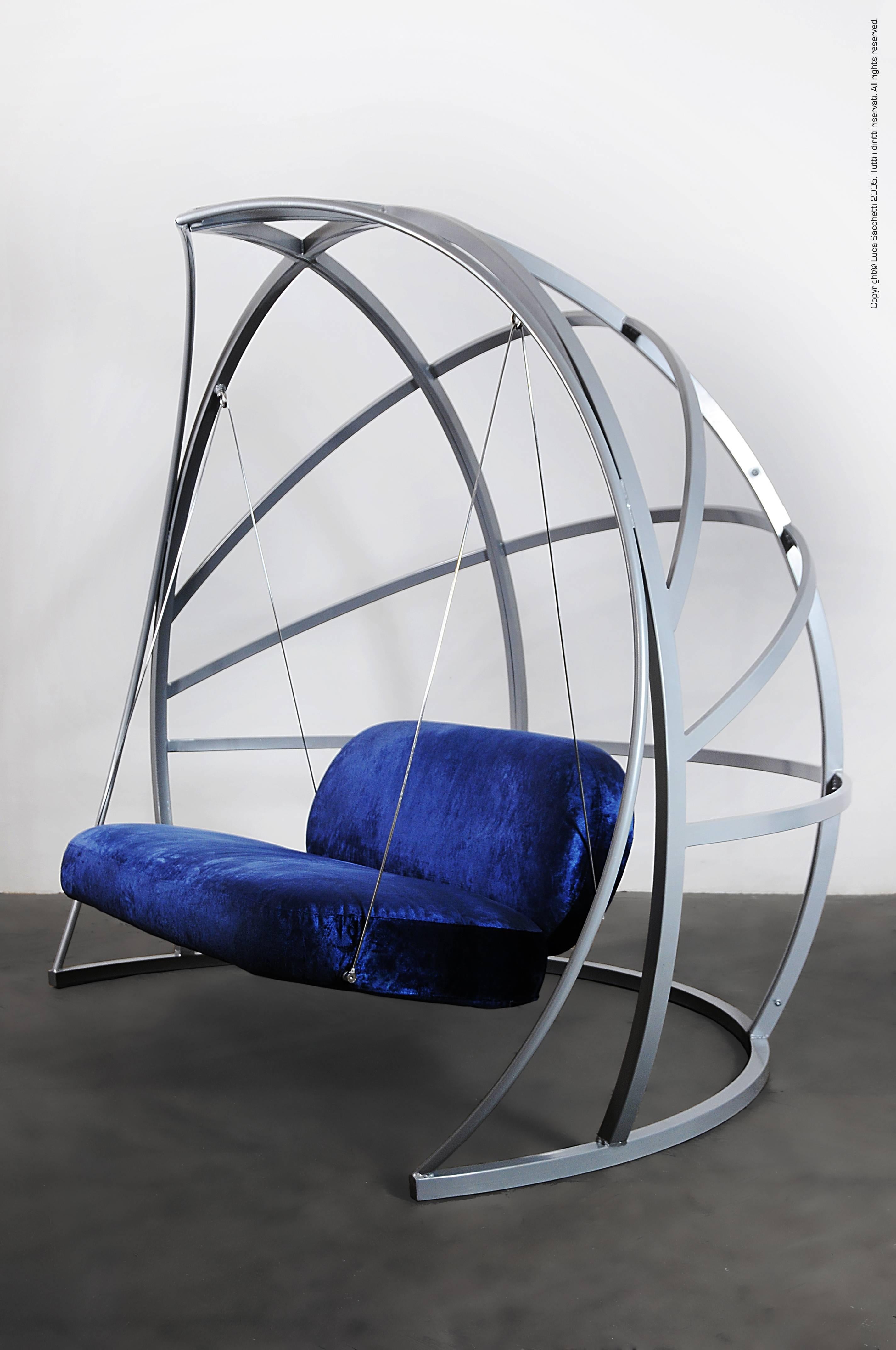 La Culla is a rocking sofa whose structure is made by a welded tubular steel frame. The structure is divided into three parts, joined together by steel bayonets. Elastic belts have been applied to the seat and back, made by bent steel tubing. The