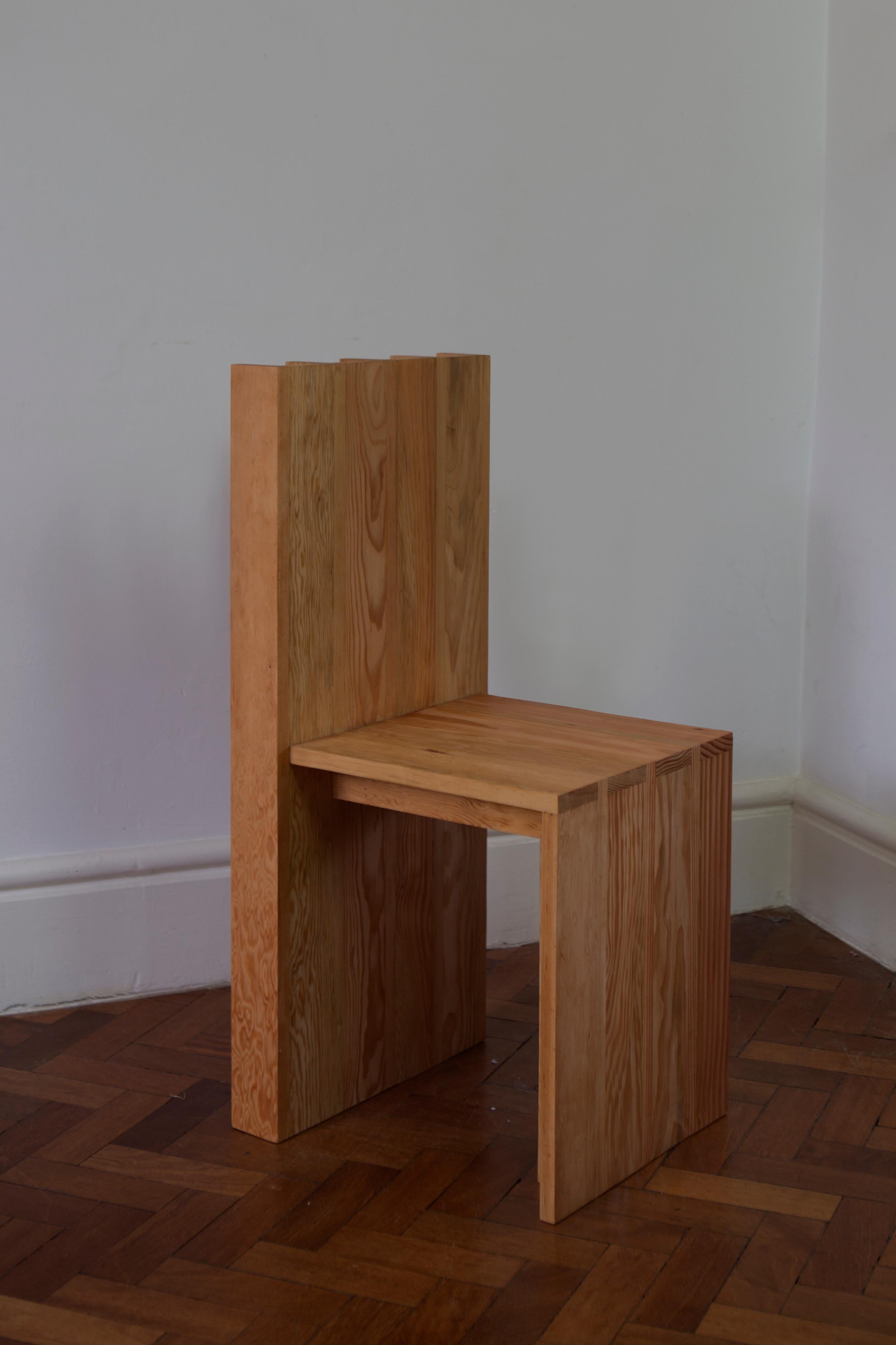 Sedia La Curva di Jaclyn Pappalardo
Dimensioni: L 40 x P 47 x H 88,5 cm
Materiali: I. Douglas. 

Jaclyn è una designer e creatrice con sede a Londra. Il suo background nella scenografia influenza il suo lavoro creativo come designer. Il colore e la