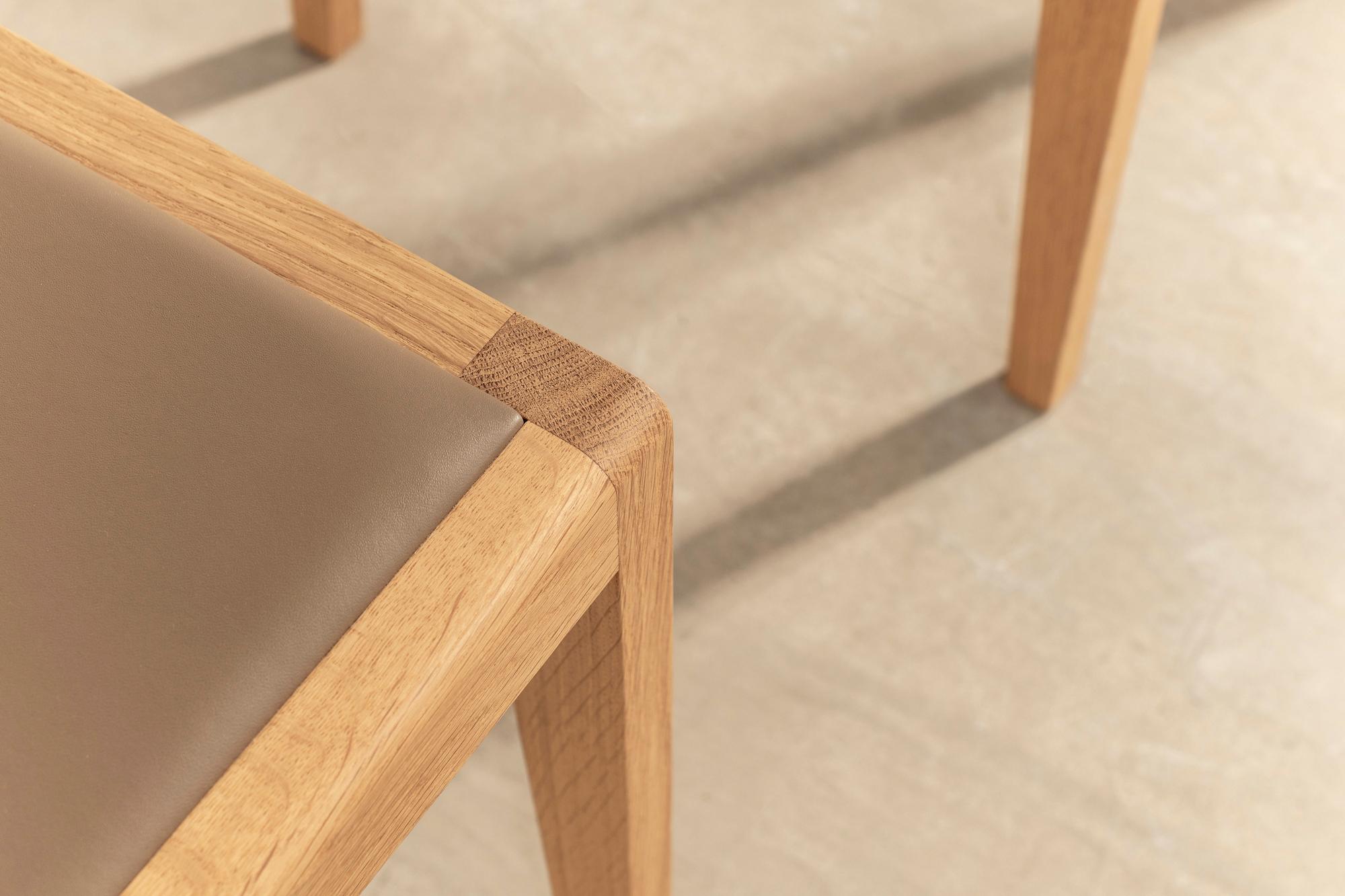 La Discrète No 08, Set of Stackable Chairs in Oak and Leather by Alice Etcaetera For Sale 1