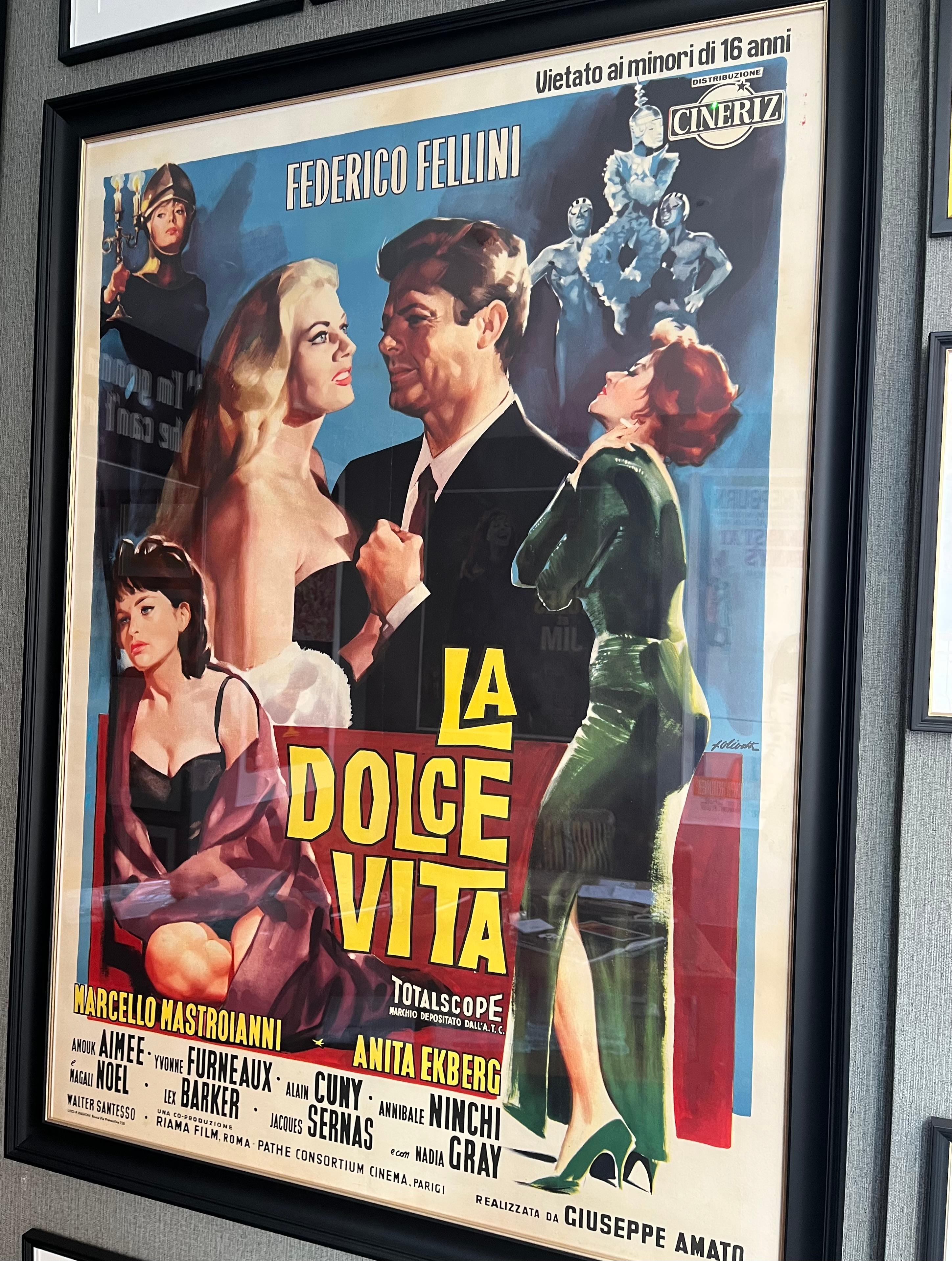 La Dolce Vita (1960)
Original 2 Foglio (39 x 55 Zoll)

Der Künstler Giorgio Olivetti erweckt Frederico Fellinis Oscar-prämiertes Drama auf diesem italienischen 2-Foglio zu prächtigem Leben. Die Geschichte folgt einer Woche im Leben von Marcello