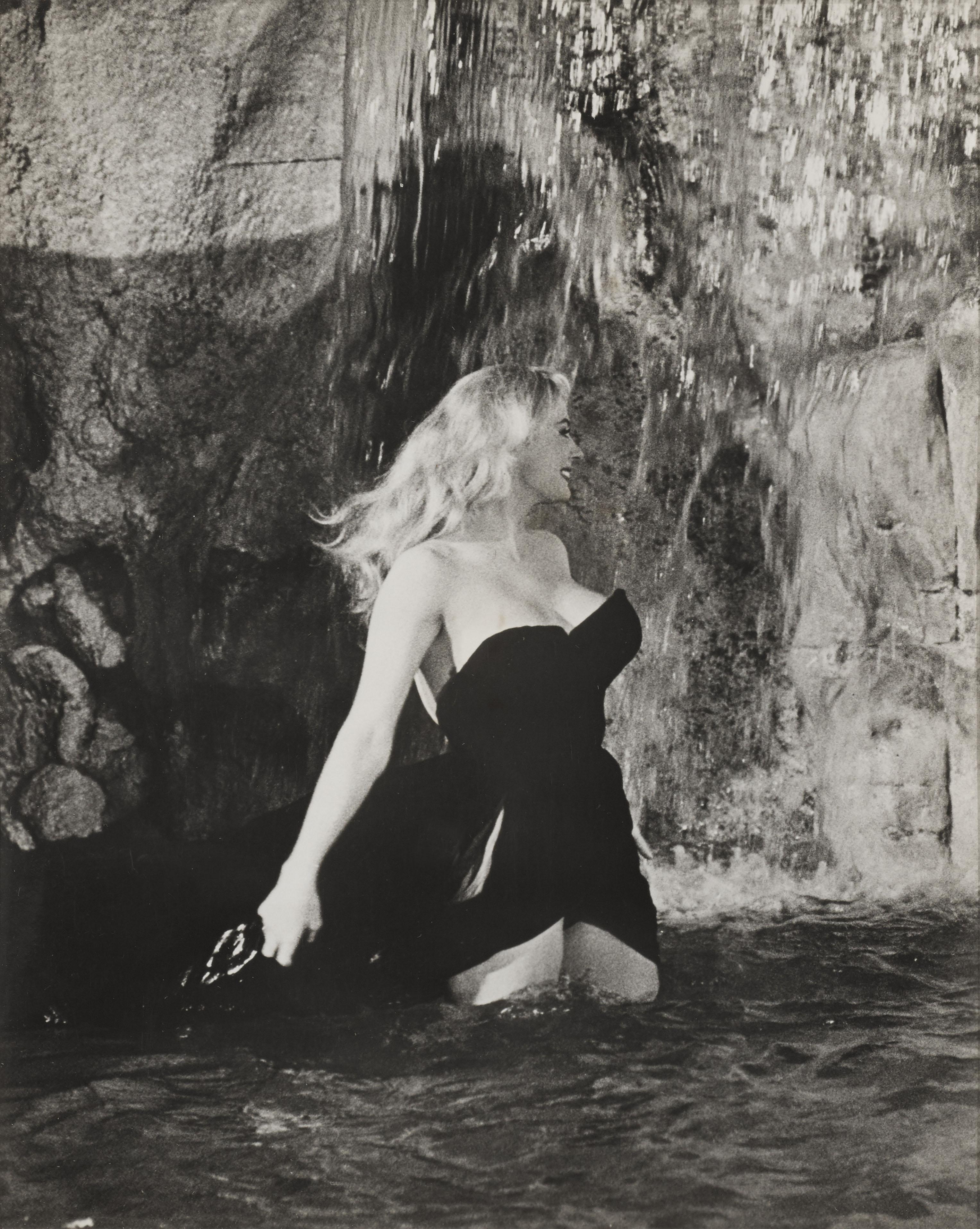 Original-Silbergelatine-Studiofotografie für Federico Fellinis Filmklassiker von 1959. In diesem Film spielen Marcello Mastroianni und Anita Ekberg die Hauptrollen. 

Auf der Rückseite des Rahmens befindet sich ein Plexiglasfenster, das den