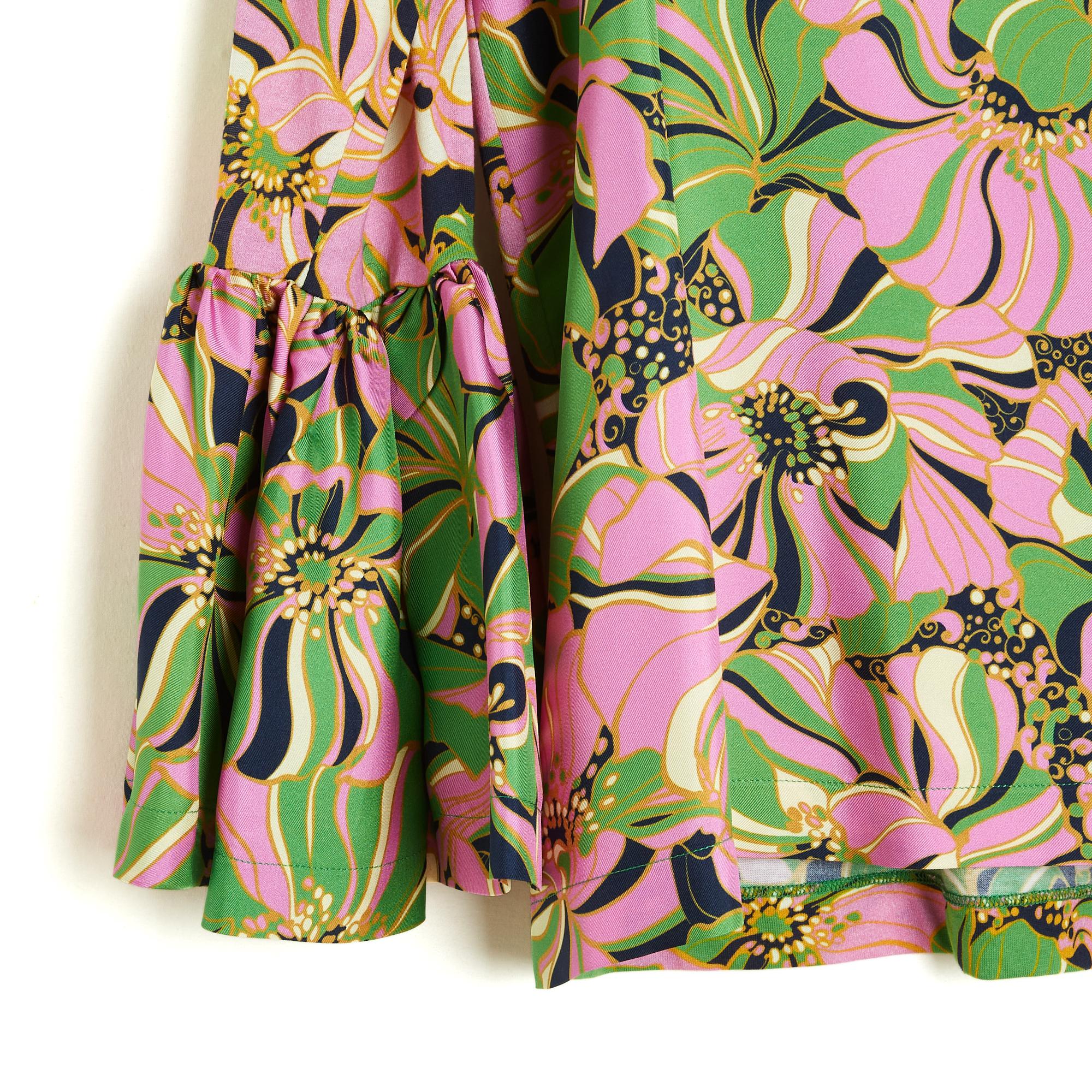 Camicetta La Double J 2017 in twill di seta (50%) e cotone con stampa floreale nei toni del rosa, verde e nero. Taglio dritto, collo rotondo, maniche lunghe rifinite con un ampio volant. Taglia L, ovvero 40FR o UK12 e US10: spalle 41 cm, petto 50