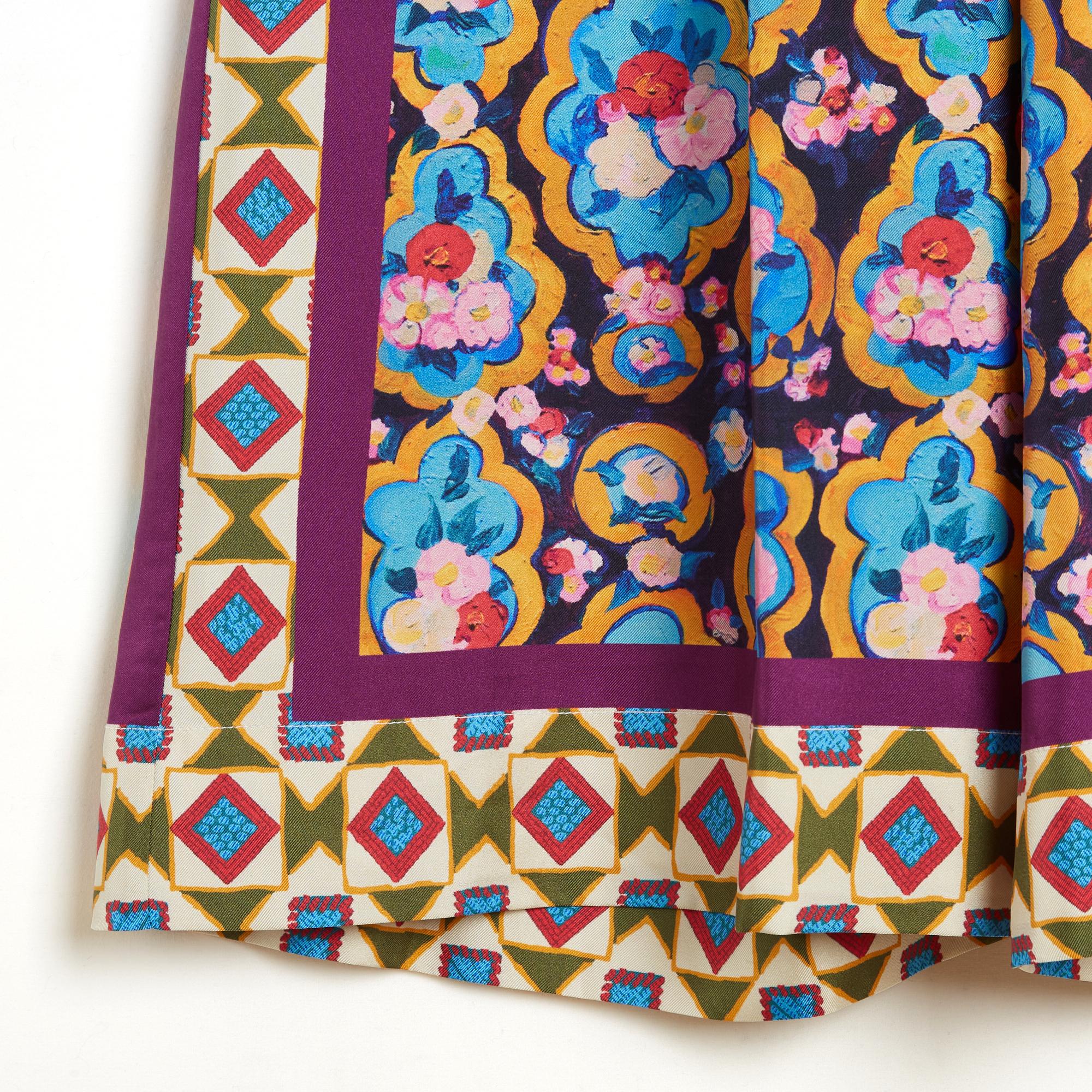 Pantalon ou palazzo La Double J en twill de soie multicolore, taille haute élastiquée, 2 poches fendues sur les côtés, non doublé. Taille S ou 36FR : taille (sans étirer l'élastique) 32 cm, entrejambe 29 cm, entrejambe 80 cm, longueur totale 107 cm,