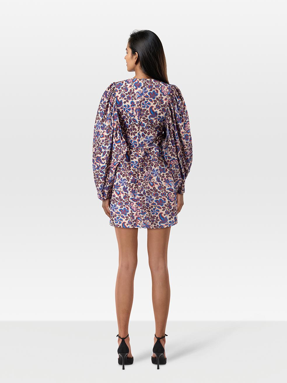 El ESTADO es Muy bueno. Apenas se aprecia desgaste en el vestido de este artículo usado de reventa del diseñador La DoubleJ.
 

 

 

 Detalles
 

 

 Multicolor
 

 Poliéster
 

 Vestido Dolly
 

 Estampado floral
 

 Mini
 

 Mangas globo largas

