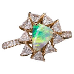 La Estrella - Bague de fiançailles 18 carats avec opale noire et halo de diamants 0,916 carat