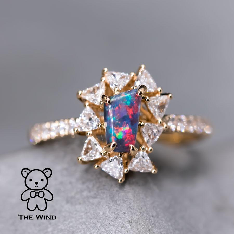 La Estrella, bague de fiançailles 18 carats, opale noire australienne et halo de diamants trillion  Pour femmes en vente