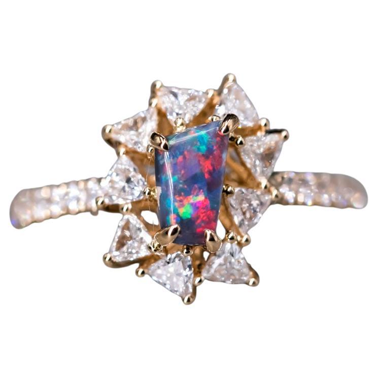 La Estrella, bague de fiançailles 18 carats, opale noire australienne et halo de diamants trillion  en vente