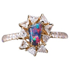 La Estrella, bague de fiançailles 18 carats, opale noire australienne et halo de diamants trillion 