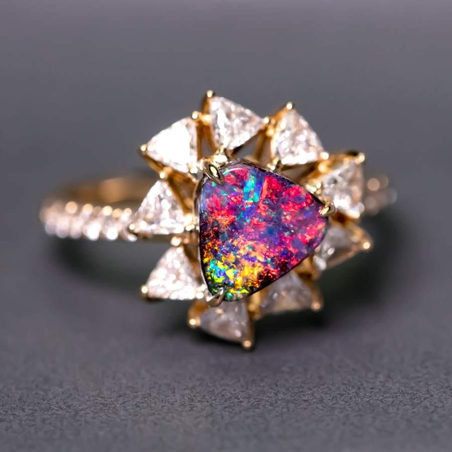 La Estrella - Anello di fidanzamento con diamante a forma di trilione e opale nero australiano in oro giallo 18 carati.



Nome del design: La Estrella!
Una stella brilla nella notte buia!

Idea di design: L'opale è circondato da 0,744 carati di