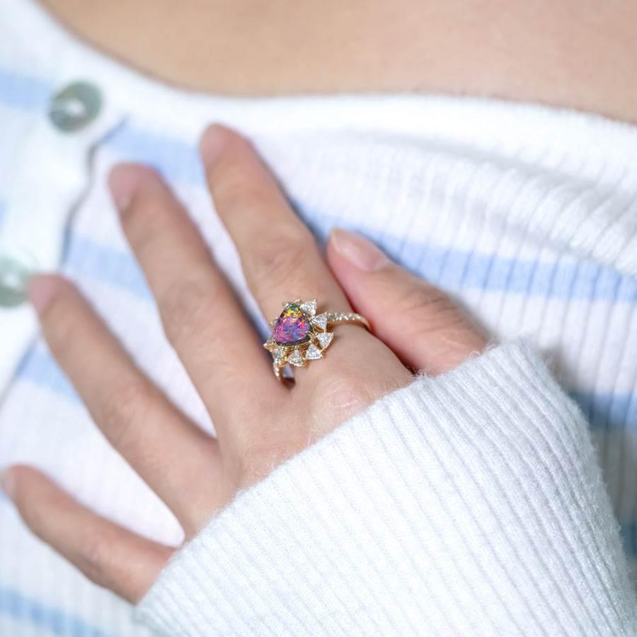 Arts and Crafts La Estrella - Anello di fidanzamento con diamante a forma di trilione e opale massiccio in oro giallo 18 carati in vendita