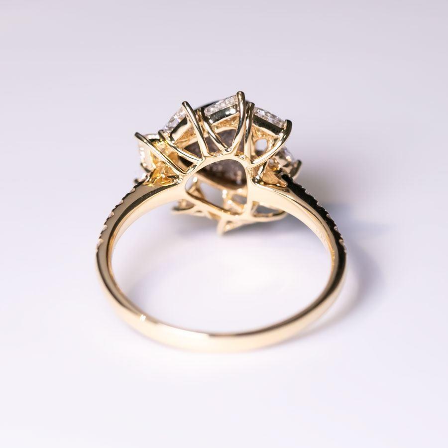 La Estrella - Anello di fidanzamento con diamante a forma di trilione e opale massiccio in oro giallo 18 carati In condizioni Nuovo in vendita a Suwanee, GA