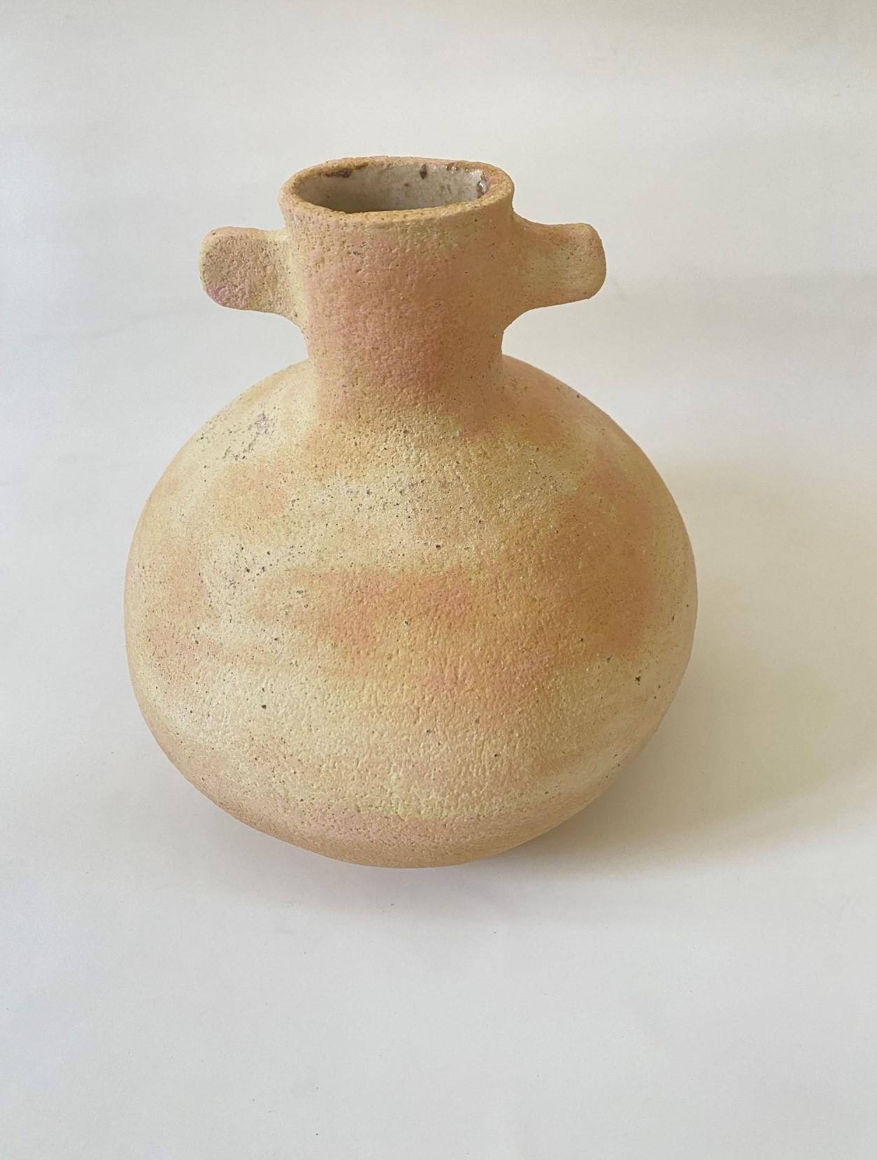 Vaso La Famille 19 di Oikos Estudio
Fatto a mano
Dimensioni: D. 13 x H. 18 cm (le dimensioni possono variare).
Materiali: Gres ad alta cottura, pigmenti selvatici.

Ogni pezzo è unico e potrebbe presentare leggere variazioni di colore, dimensione e