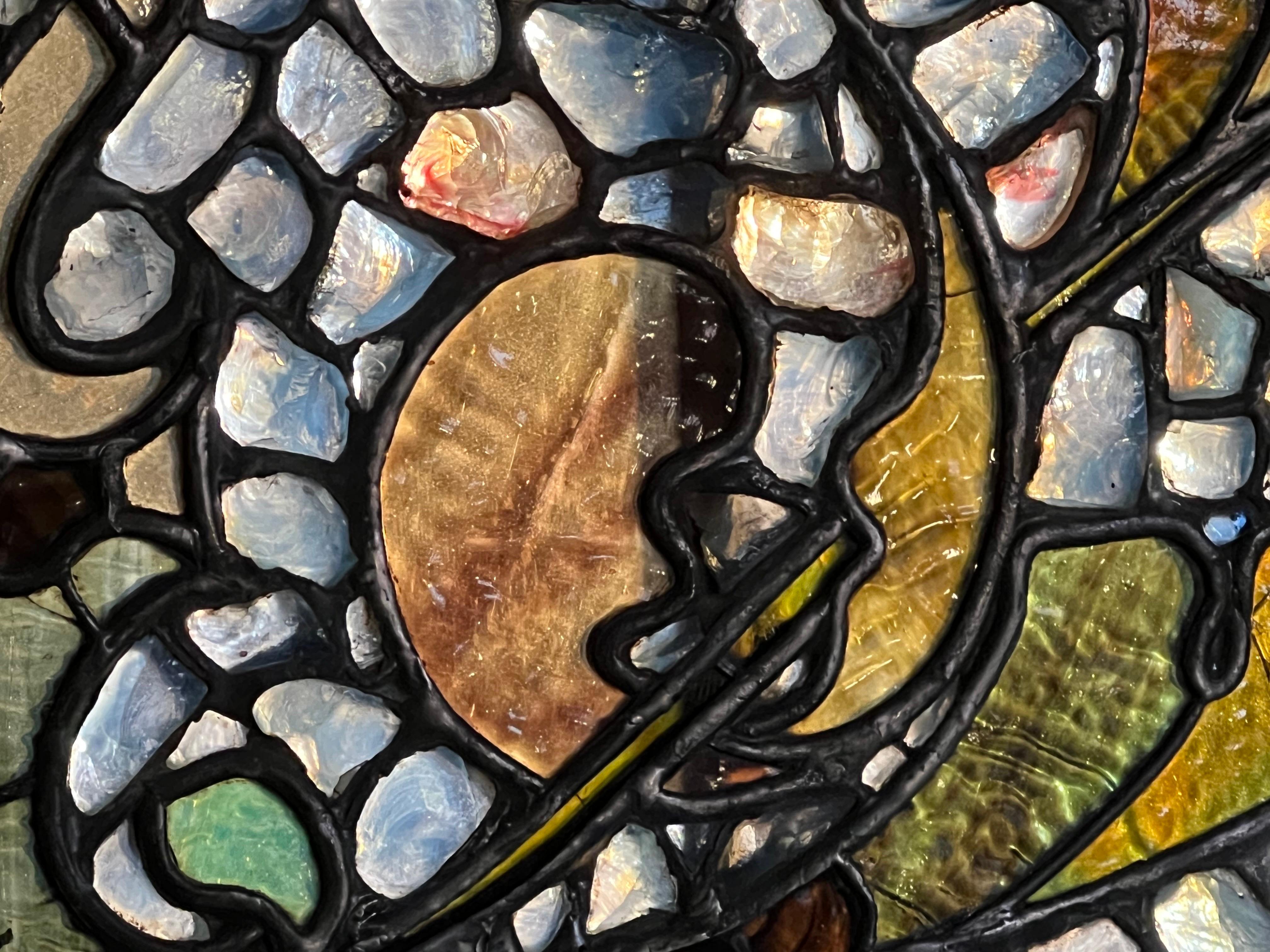 Une trouvaille rare 
Nous avons acheté cet objet d'architecture monumentale en tant que Tiffany mais on nous a dit plus tard que 
La fenêtre en verre d'art plombé a été réalisée par John Lafarge Studios. 
Nous l'avons eu pendant de nombreuses