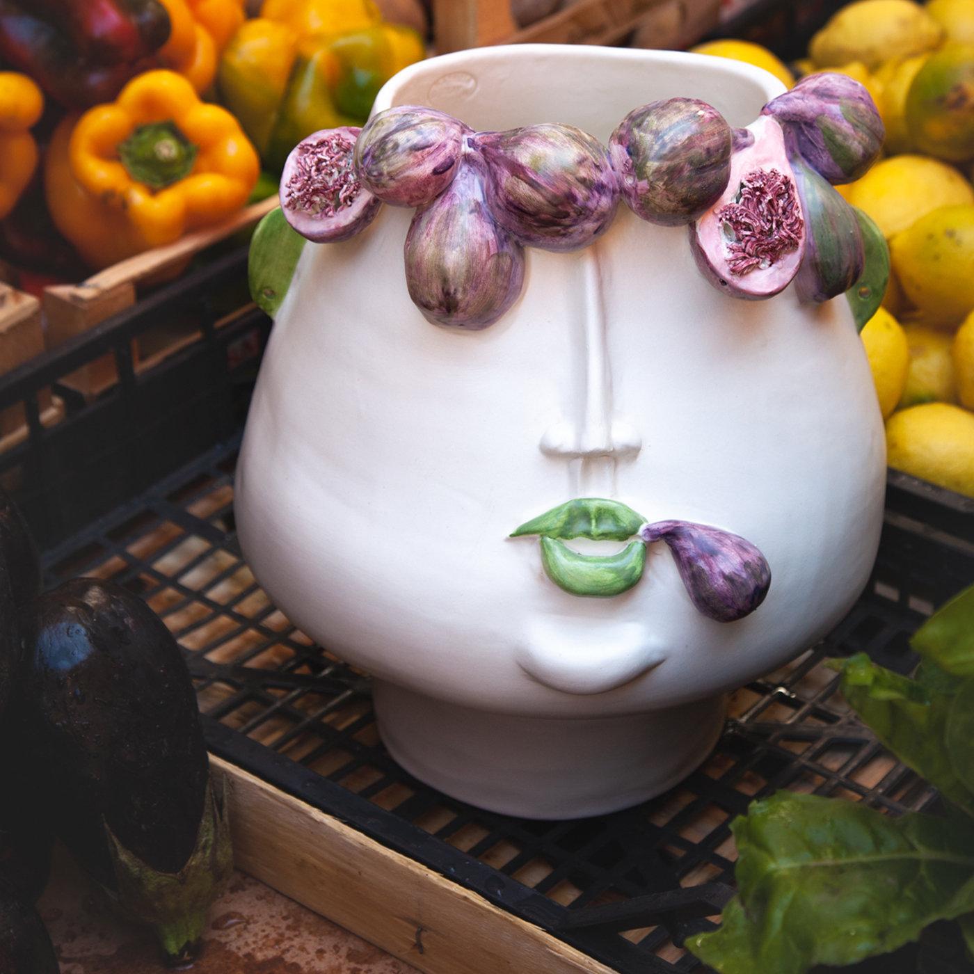 The display of this flattering handcrafted vase will bring a hint of Sicilian folklore into any refined indoor or outdoor context. Crafted of fine ceramic glazed in matte white, its anthropomorphic silhouette was inspired by a Sicilian street vendor