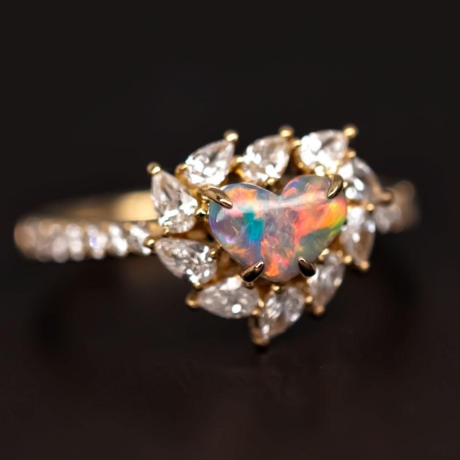 Anello di fidanzamento con opale nero e diamante Lightning Ridge in oro giallo 18 carati.

Nome del design: La Fiesta!


Idea di design: 10 diamanti a forma di pera danzano intorno a un opale nero brillante.

Spedizione nazionale gratuita USPS di