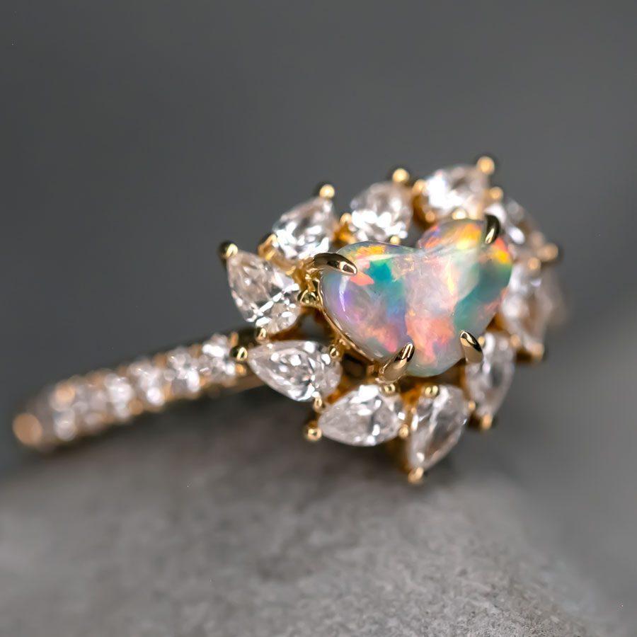 Taglio a goccia La Fiesta - Opale nero Lightning Ridge e diamante aureolato La Fiesta - Fidanzamento con opale nero e diamante aureolato  Anello in vendita