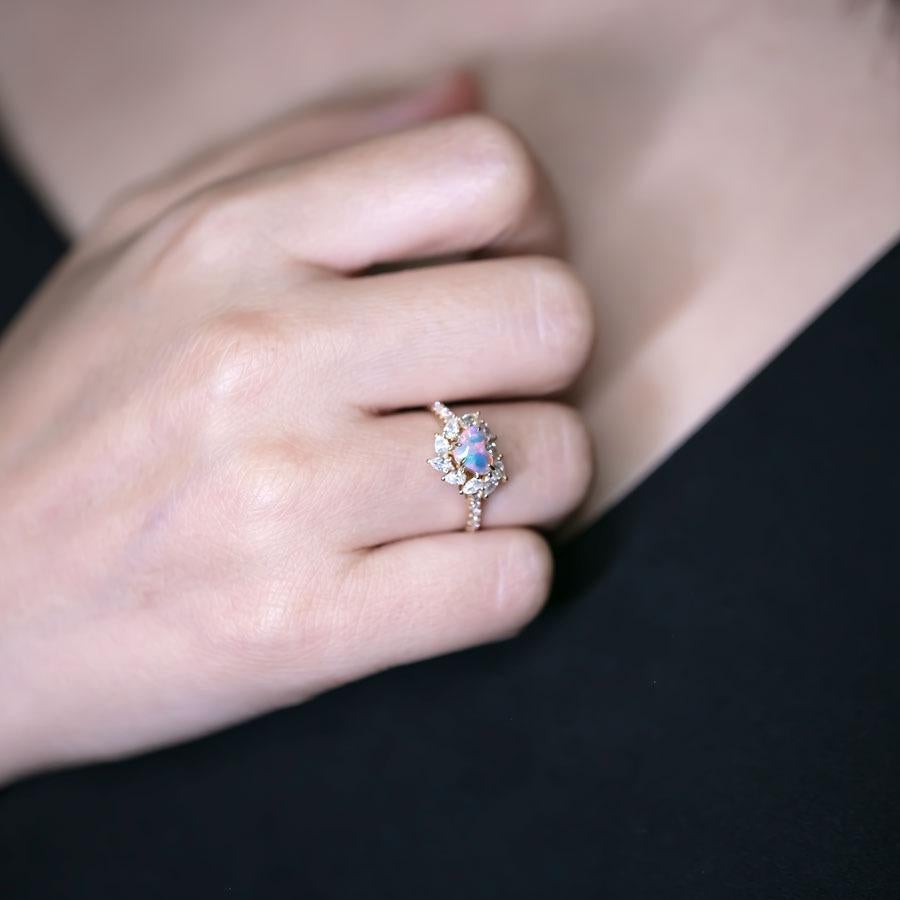 Artista La Fiesta - Opale nero Lightning Ridge e diamante aureolato La Fiesta - Fidanzamento con opale nero e diamante aureolato  Anello in vendita