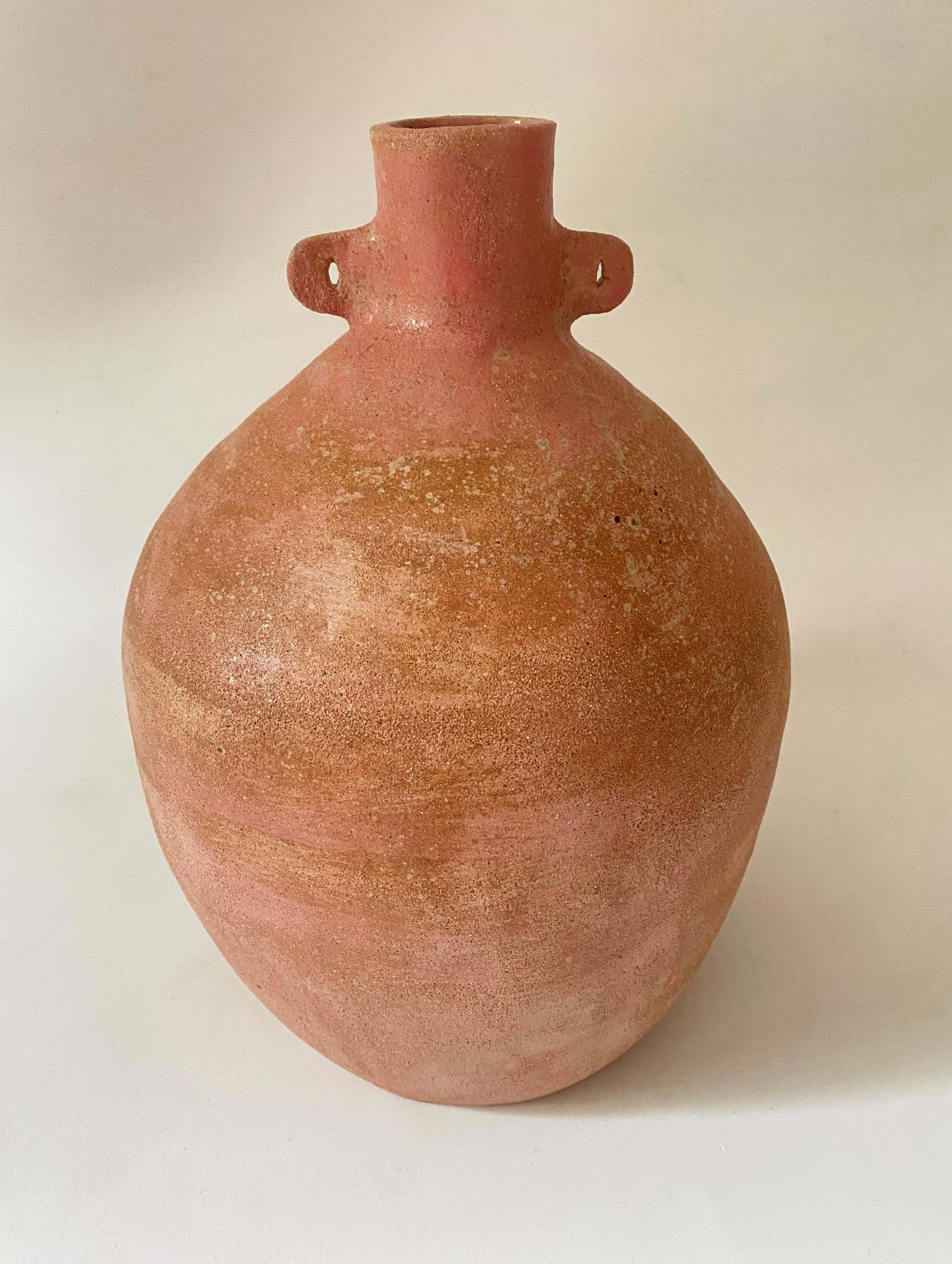 Vaso La Finca di Oikos Estudio
Fatto a mano
Dimensioni: D. 13 x H. 32 cm (le dimensioni possono variare).
Materiali: Gres ad alta cottura, pigmenti selvatici.

Ogni pezzo è unico e potrebbe presentare leggere variazioni di colore, dimensione e