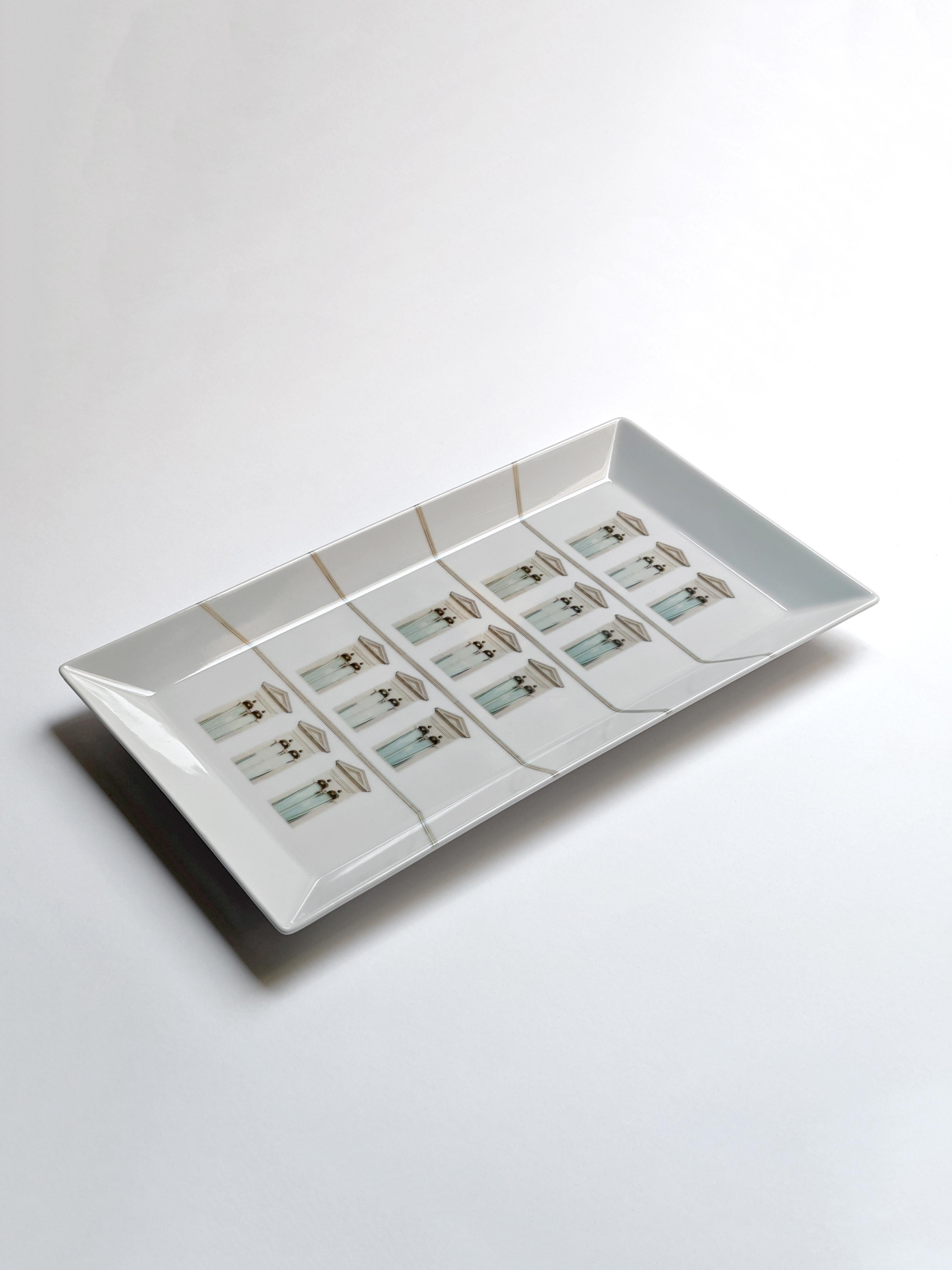 La Finestra sul Cortile est une collection de centres de table et de vide-poches aux formes simples et carrées sur lesquels sont placées différentes façades de bâtiments. La gamme des décors est large : des fenêtres sans fin des premiers gratte-ciel