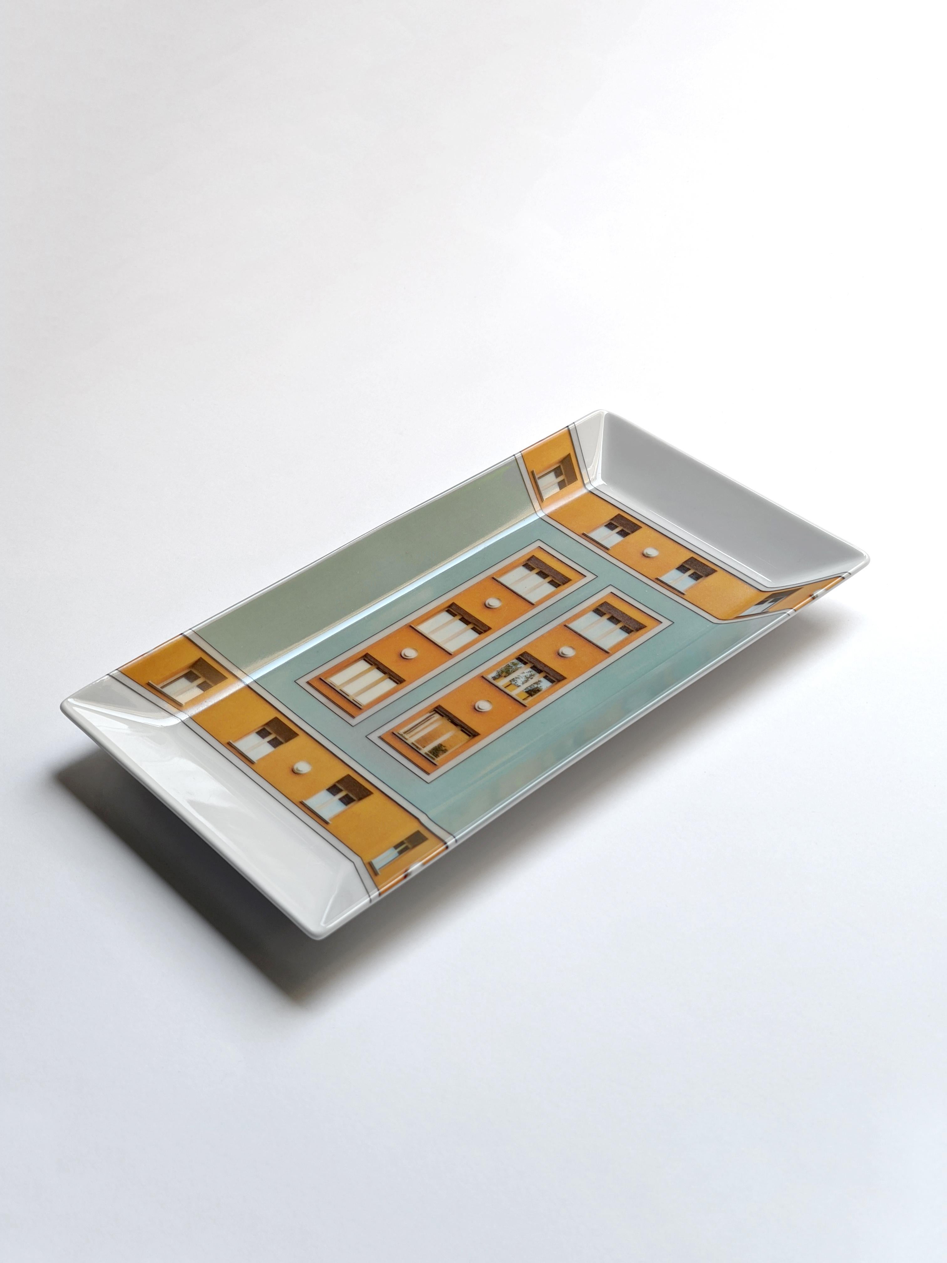 La Finestra sul Cortile est une collection de centres de table et de vide-poches aux formes simples et carrées sur lesquels sont placées différentes façades de bâtiments. La gamme des décors est large : des fenêtres sans fin des premiers gratte-ciel