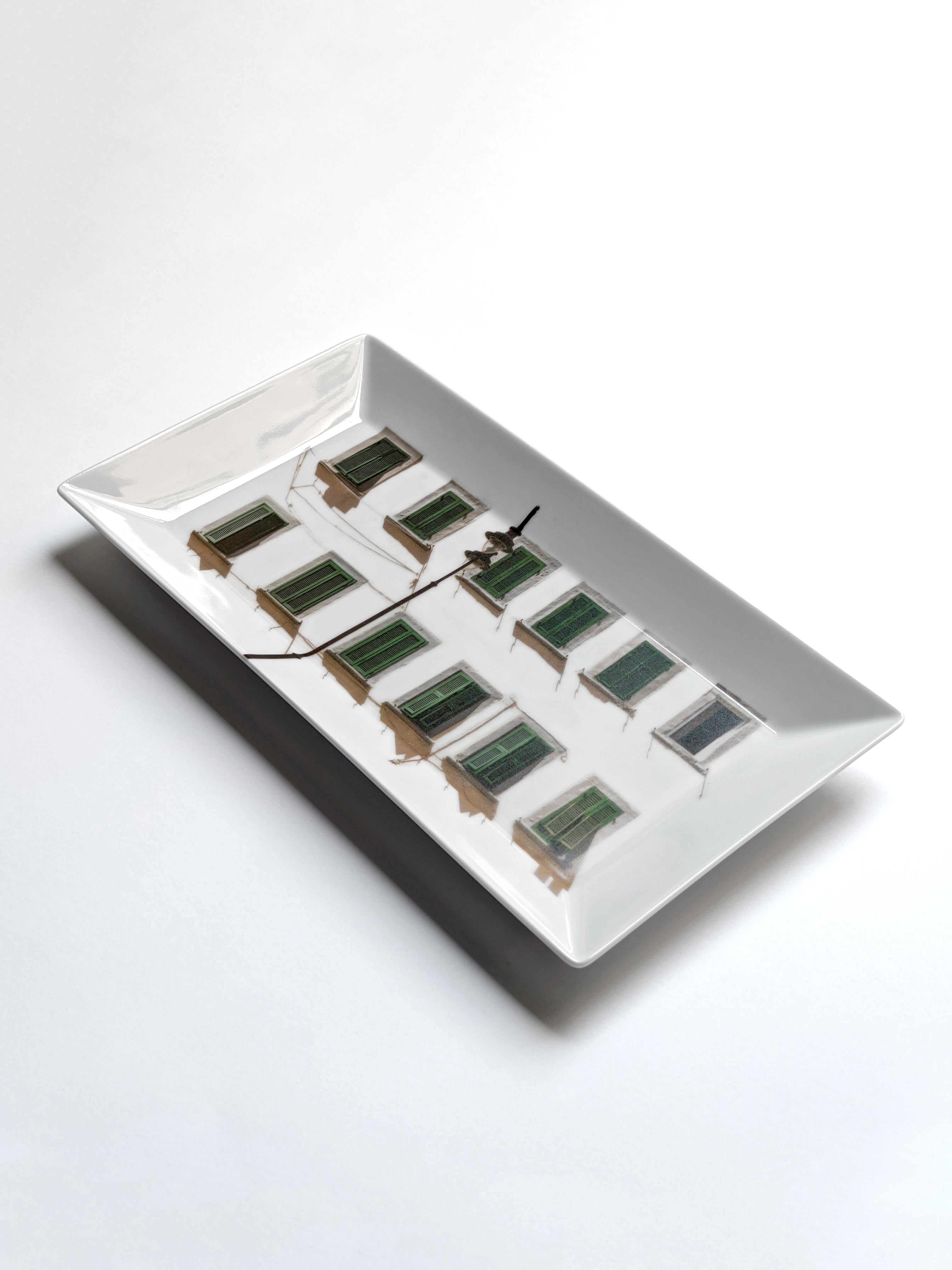 La Finestra sul Cortile est une collection de centres de table et de vide-poches aux formes simples et carrées sur lesquels sont placées différentes façades de bâtiments. La gamme des décors est large : des fenêtres sans fin des premiers gratte-ciel