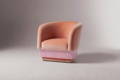 Fauteuil de salon DOOQ en velours saumon doux et franges de soie rose La Folie