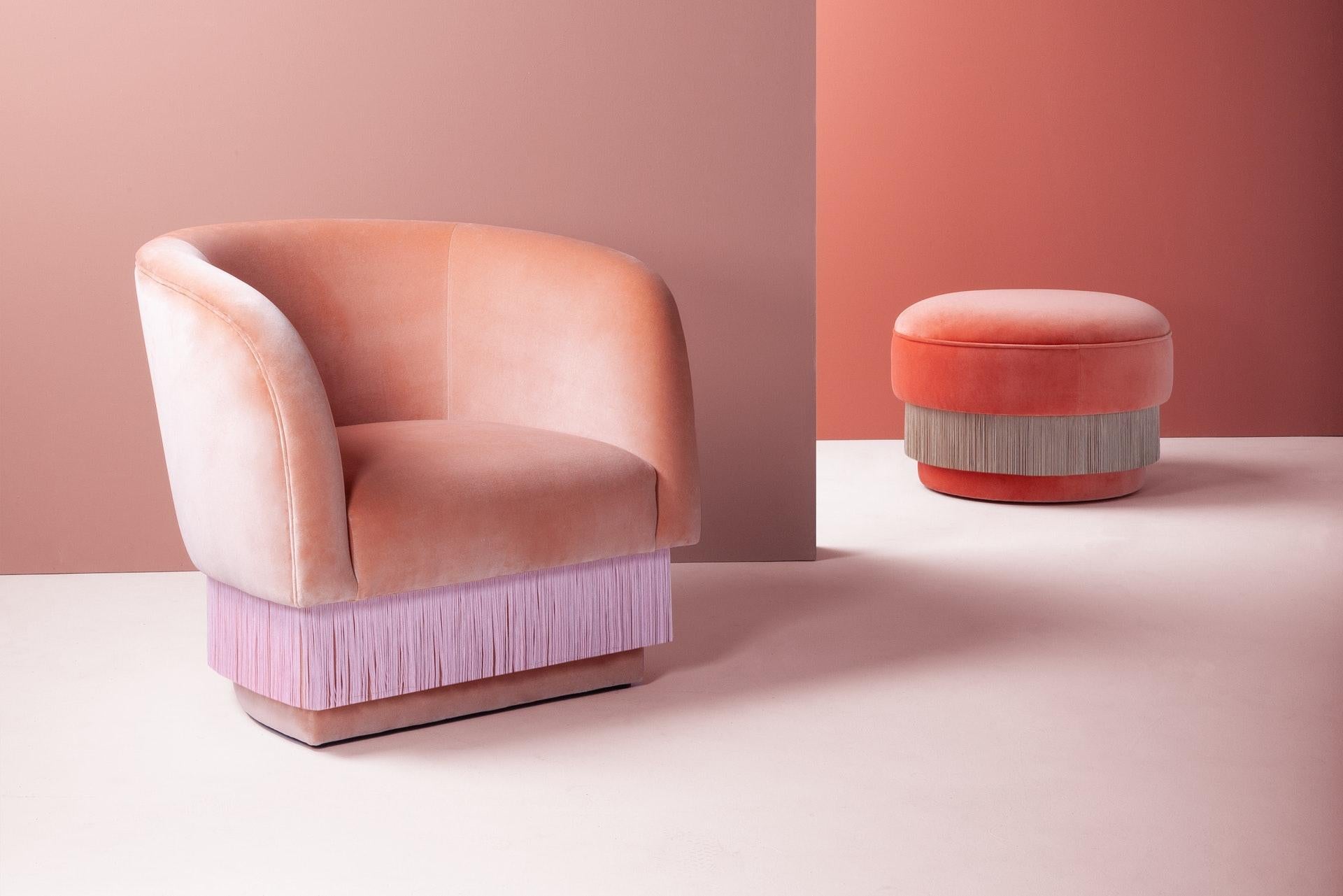 DOOQ Loungesessel mit weichen lachsfarbenen Samt- und rosa Seidenfransen La Folie (21. Jahrhundert und zeitgenössisch) im Angebot