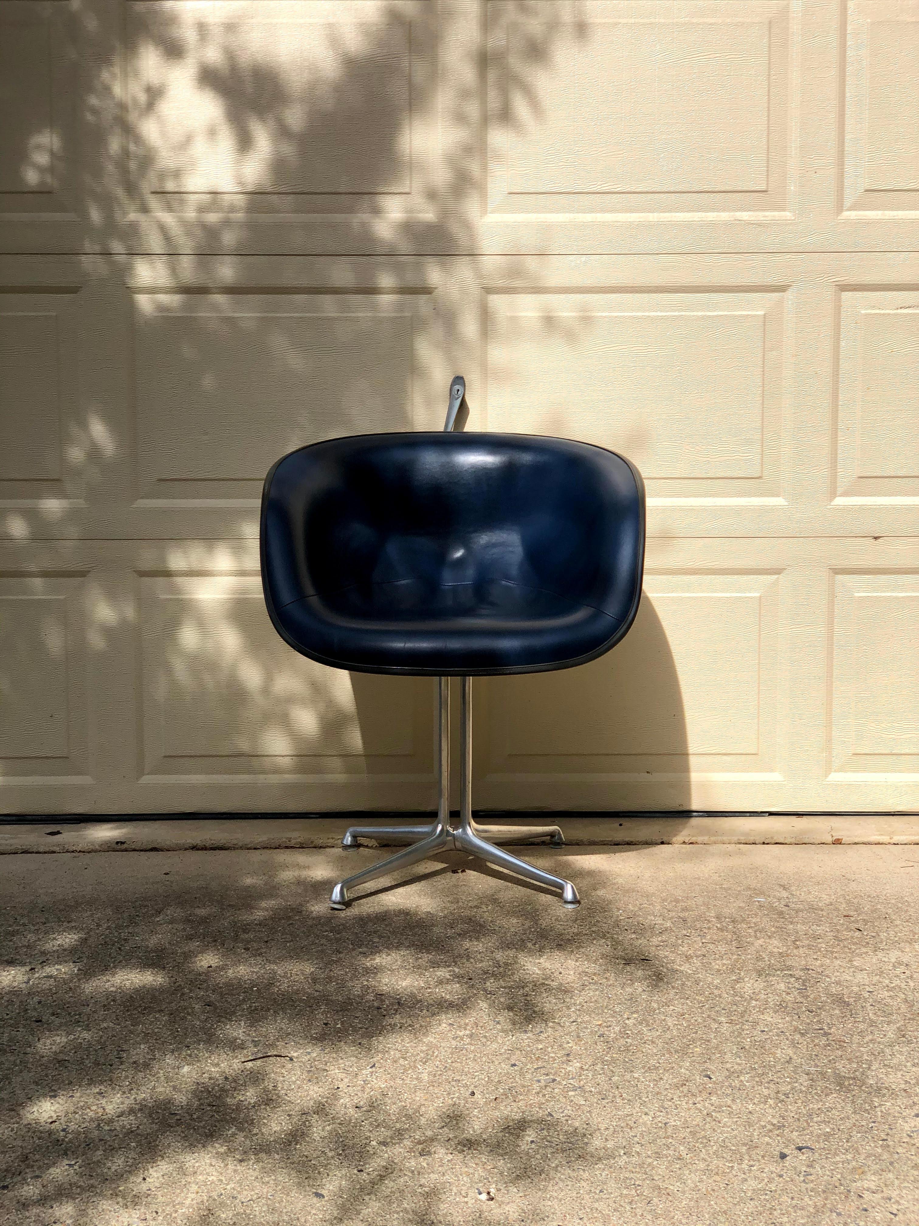 Ce fauteuil est l'une des deux nouvelles chaises en fibre de verre conçues par Charles et Ray Eames en 1961, à la demande d'Alexander Girard, qui avait besoin de sièges pour son nouveau restaurant de Manhattan, La Fonda Del Sol. Certains
