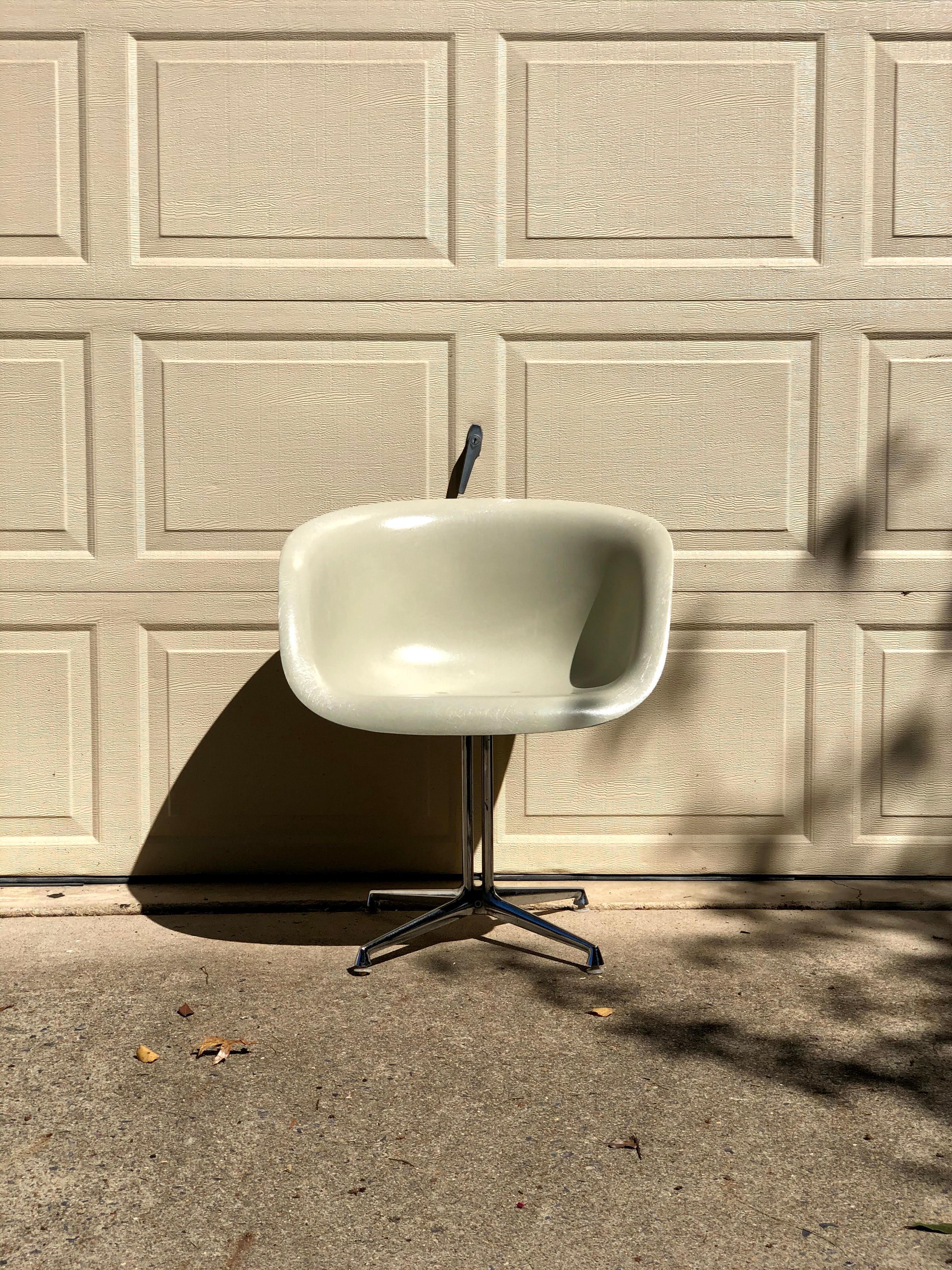 Dieser Sessel ist einer von zwei neuen Fiberglasstühlen, die Charles und Ray Eames 1961 auf Anfrage von Alexander Girard entwarfen, der Sitzgelegenheiten für sein neues Restaurant La Fonda Del Sol in Manhattan benötigte. Manche Sammler nennen diese