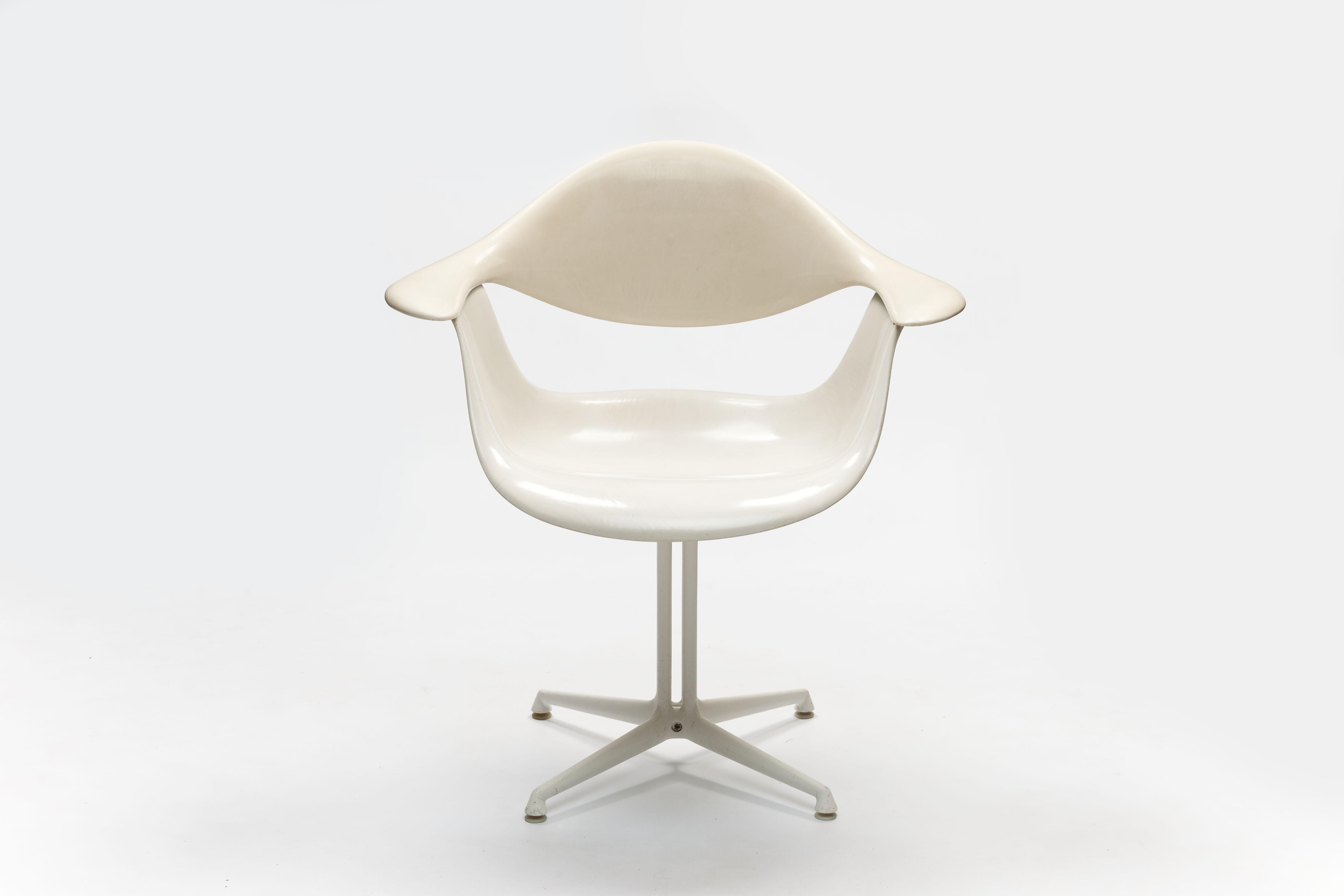 All white George Nelson 'DAF' arm chair with 'La Fonda' base by Herman Miller.
Glass fibre reinforced polyester with a white coated aluminium base, 'La Fonda' model.
Originally designed in 1956. This execution is from the mid-1960s.

Complimentary