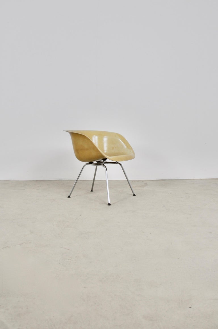 Creamy white fibreglass armchair with metal base, wear and tear due to time and the age of the armchair (see photo) seat height 40cm.
   