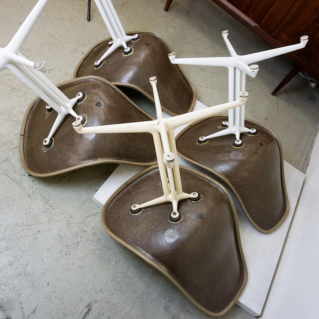 Con la loro silhouette distintiva e la struttura in fibra di vetro stampata, queste sedie combinano armoniosamente forma e funzione. Sono stati progettati negli anni '60 per il ristorante Fonda del Sol di Alexander Girard a New York e rappresentano