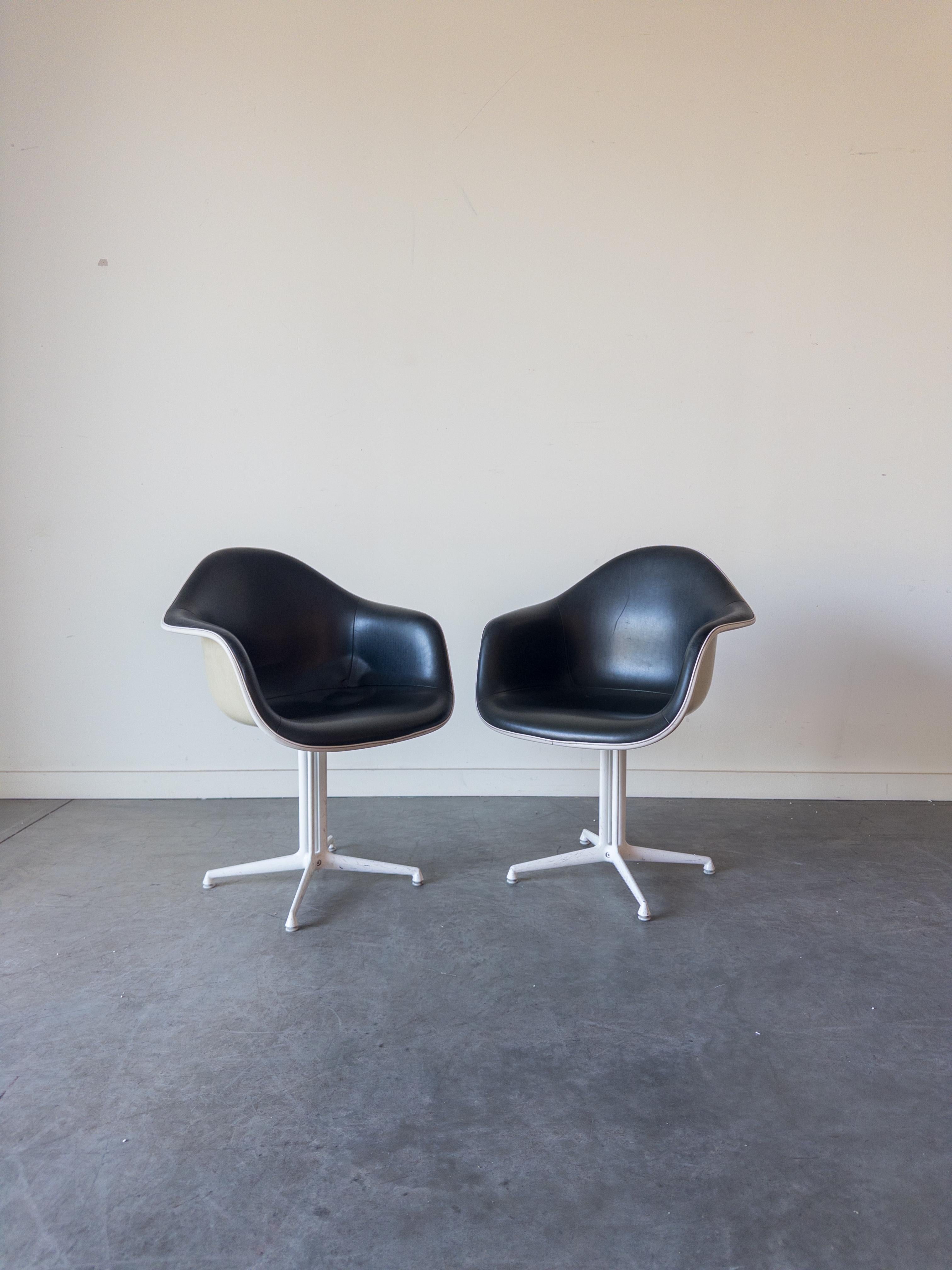 Zwei La Fonda-Stühle, entworfen von Charles und Ray Eames für Herman Miller in den 1960er Jahren.

Die Designer begannen mit der Arbeit an diesem Modell auf Anfrage ihres Freundes Alexander Girard, der Sitzgelegenheiten für sein neues Restaurant La