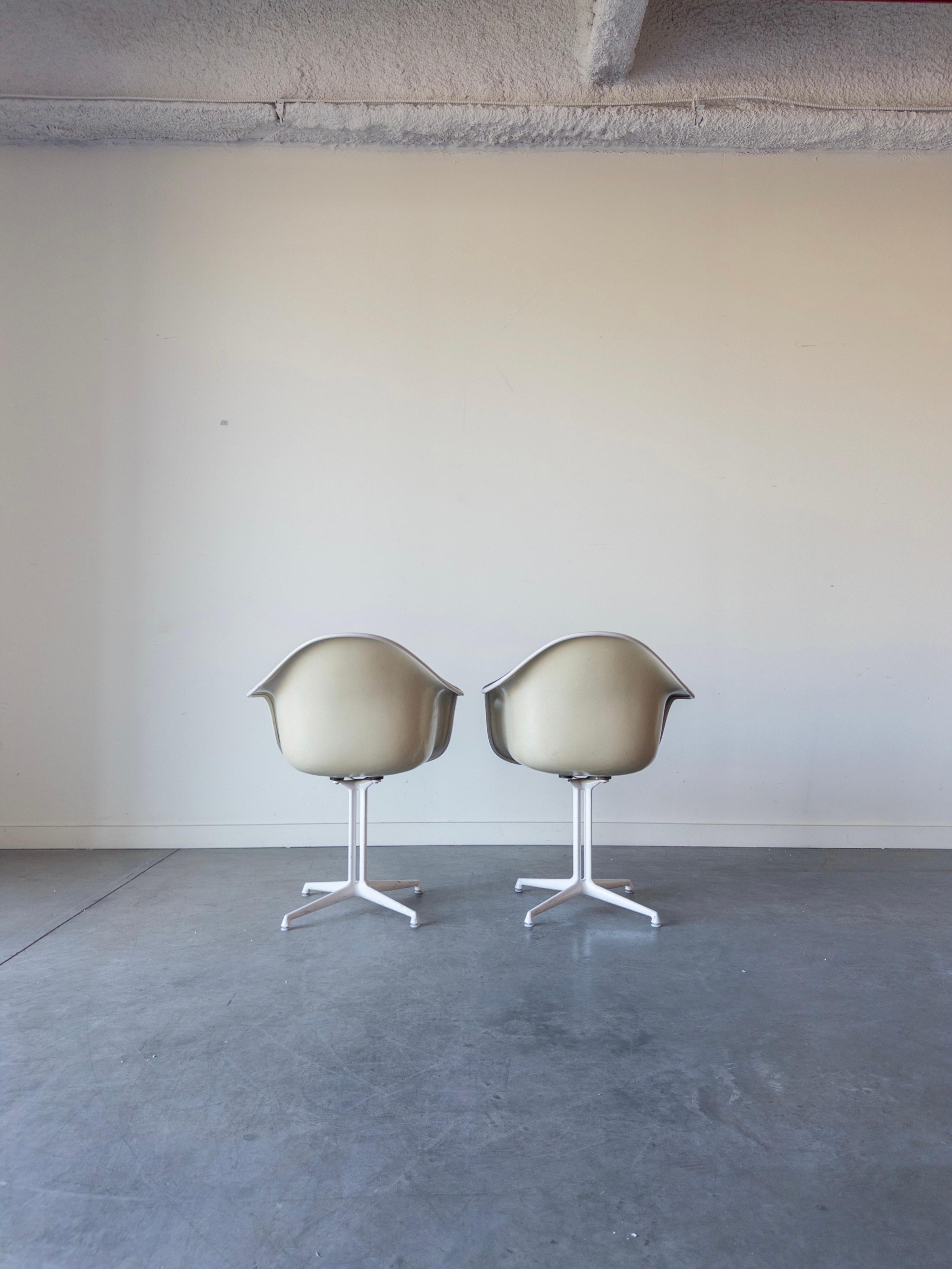 La Fonda Stühle von Charles & Ray Eames für Herman Miller, 1960er Jahre (Aluminium) im Angebot