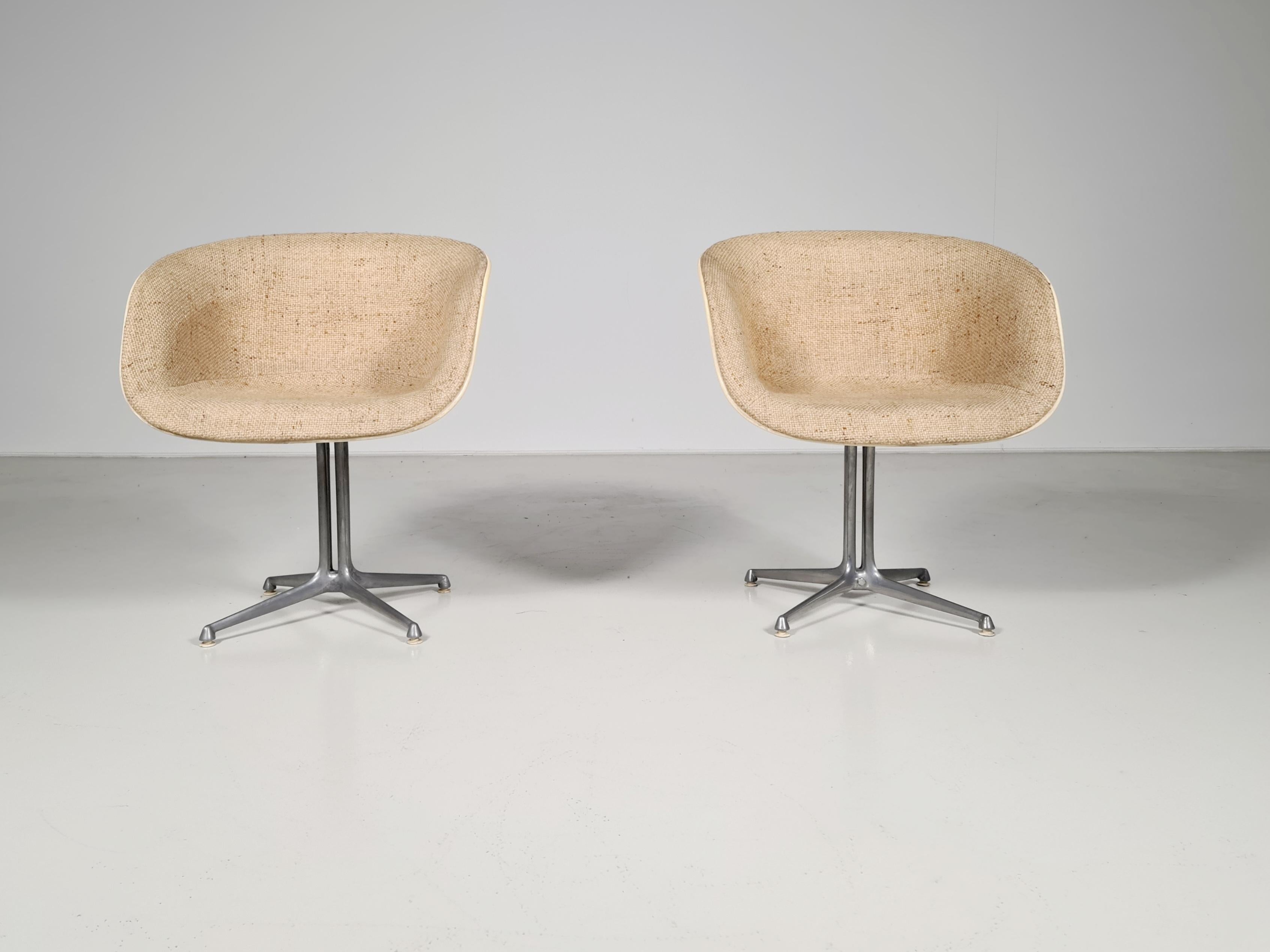 Chaises La Fonda par Eames pour Vitra, Orange, Fibre de verre, années 1960.

Cet adorable ensemble de deux fauteuils La Fonda attirera le regard dans toutes les pièces de style. Ils sont présentés dans leur tissu de laine d'origine.

Les