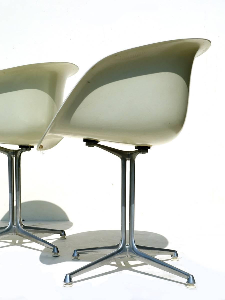 Mid-Century Modern Deux chaises en forme de coquille en fibre de verre « La Fonda » Charles Eames par Hermann Miller Design en vente