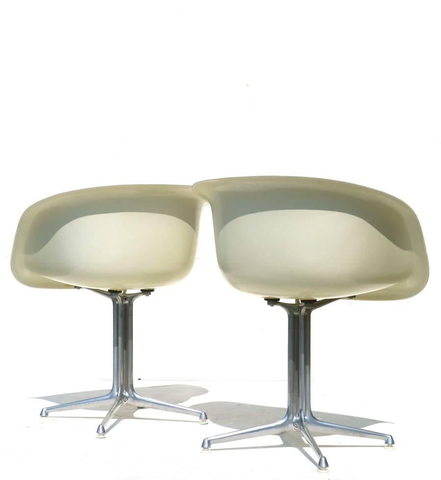 Américain Deux chaises en forme de coquille en fibre de verre « La Fonda » Charles Eames par Hermann Miller Design en vente