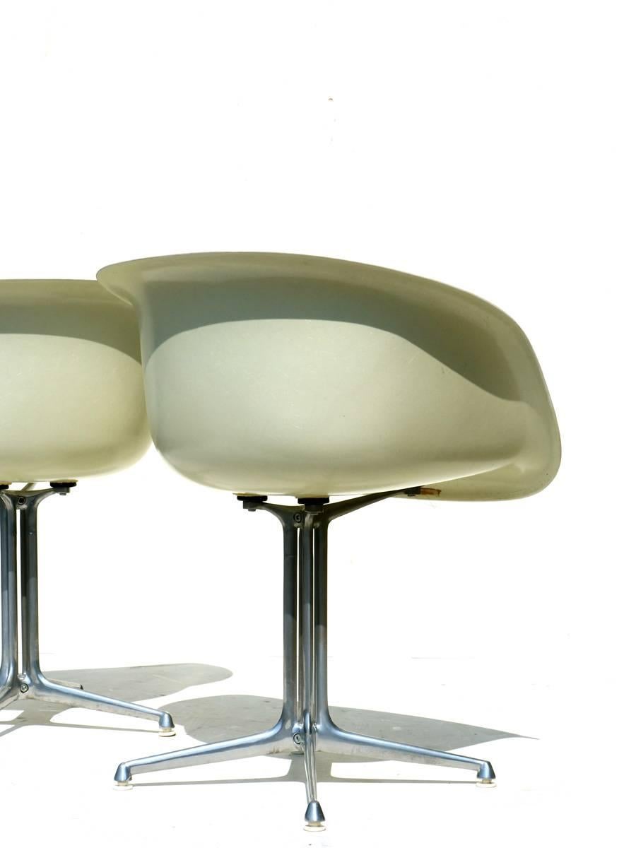 Deux chaises en forme de coquille en fibre de verre « La Fonda » Charles Eames par Hermann Miller Design Excellent état - En vente à Brescia, IT