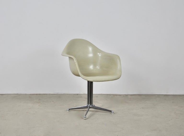 White fibreglass chair. Metal legs. Wear due to time and age of the chairs. Stamped on the bottom. Seat height: 45cm.
 