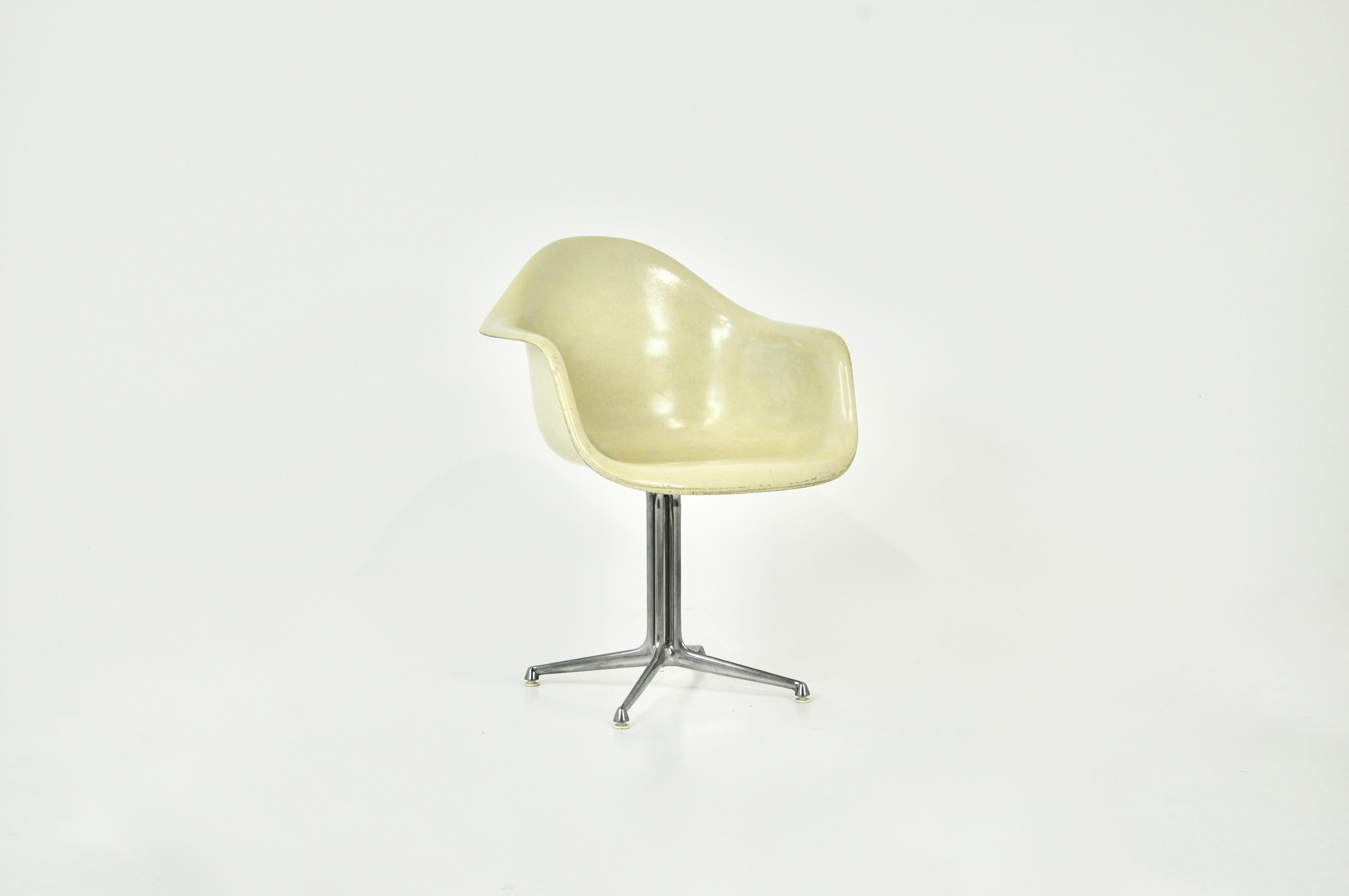 Chair in  fibreglass. Metal legs. Wear due to time and age of the chairs. Stamped on the back. Seat height: 45cm. Wear due to the age of the chair.
 