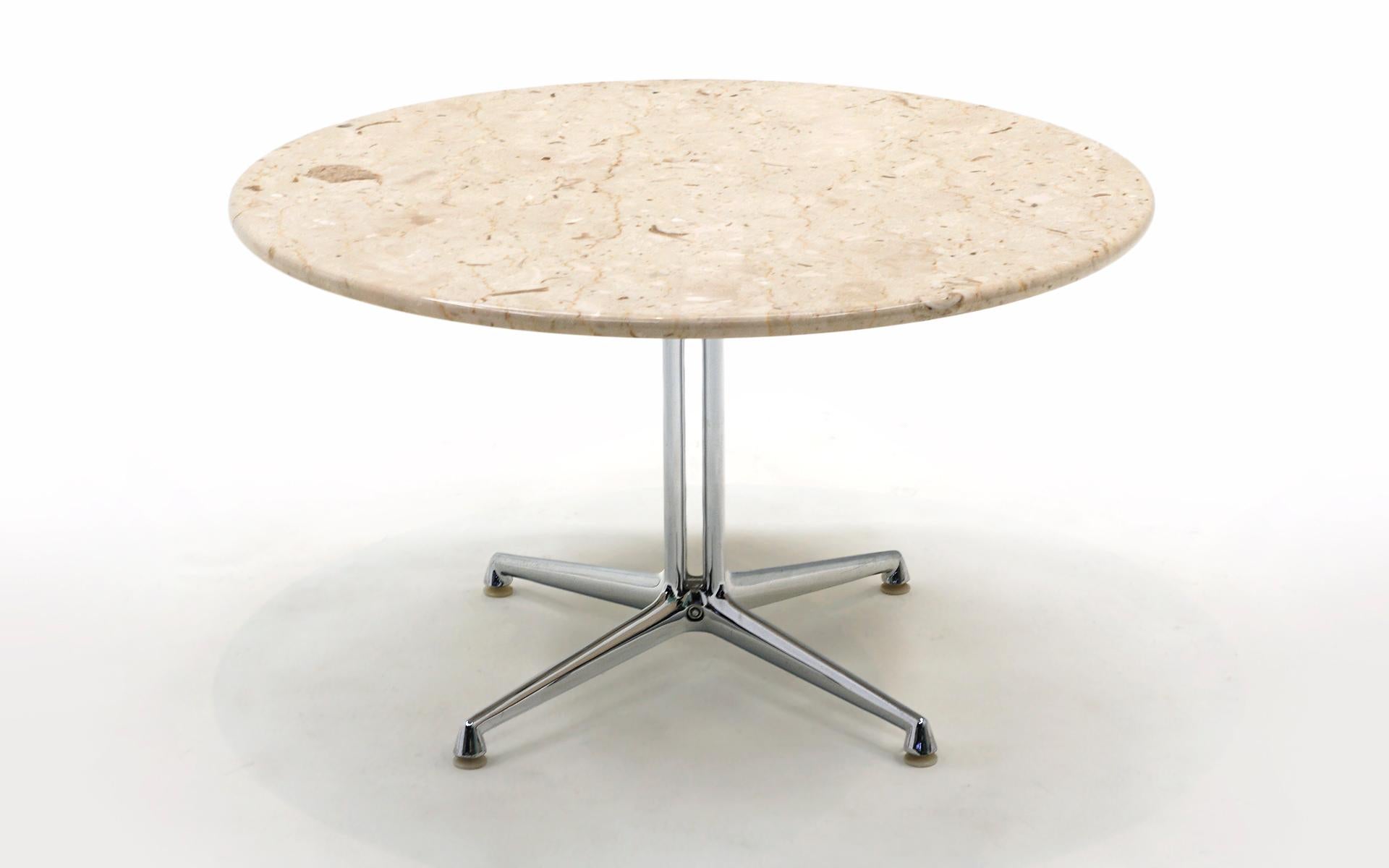 Mid-Century Modern Tables La Fonda de Charles & Ray Eames, travertin, chrome, signées en vente