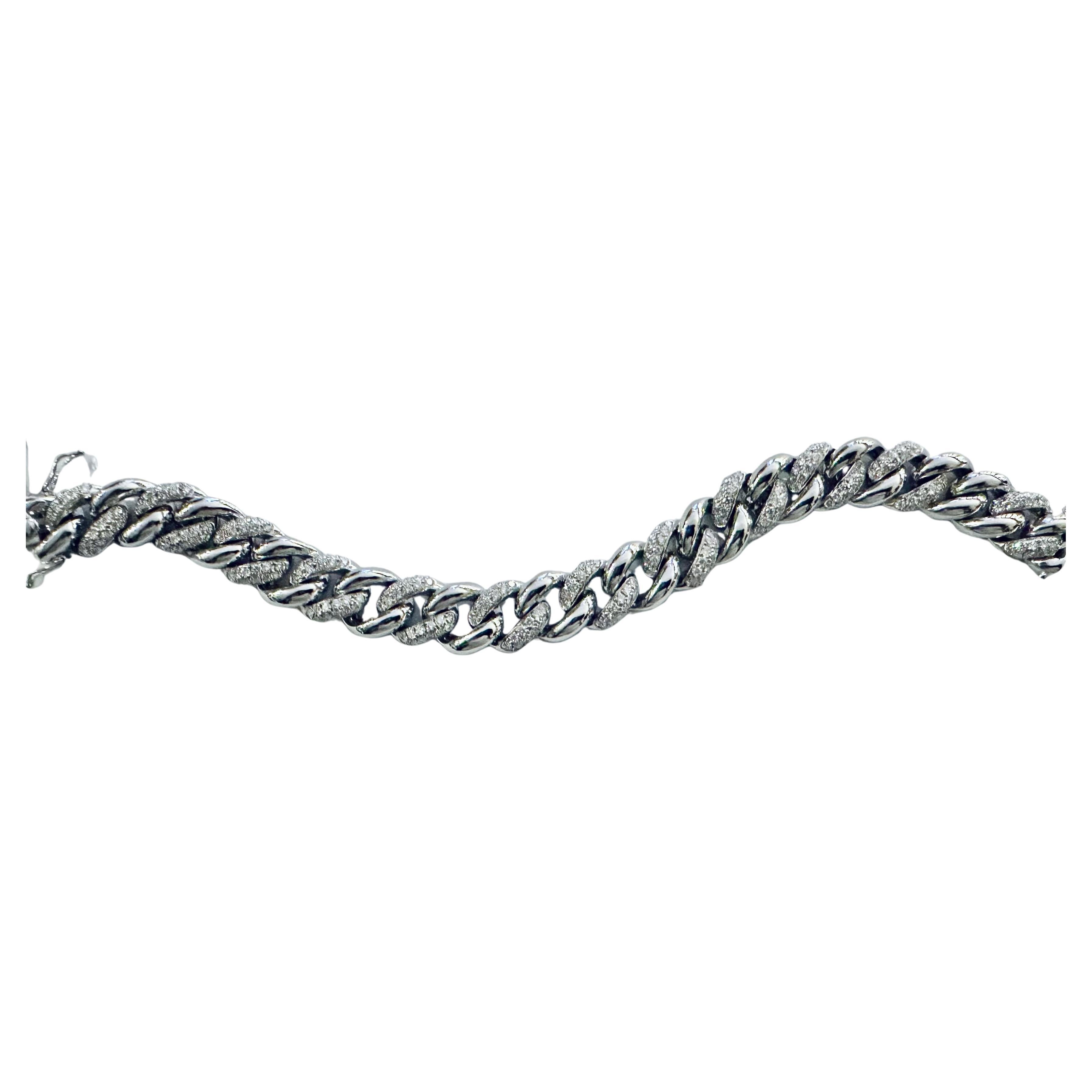 Dieses kubanische Armband aus 18 Karat Weißgold ist ein Kunstwerk, das sich über alle Konventionen hinwegsetzt. Es ist ein Symbol für Macht und Raffinesse, ein Schmuckstück, das das Handgelenk mit Eleganz und Selbstvertrauen umarmt. Edle