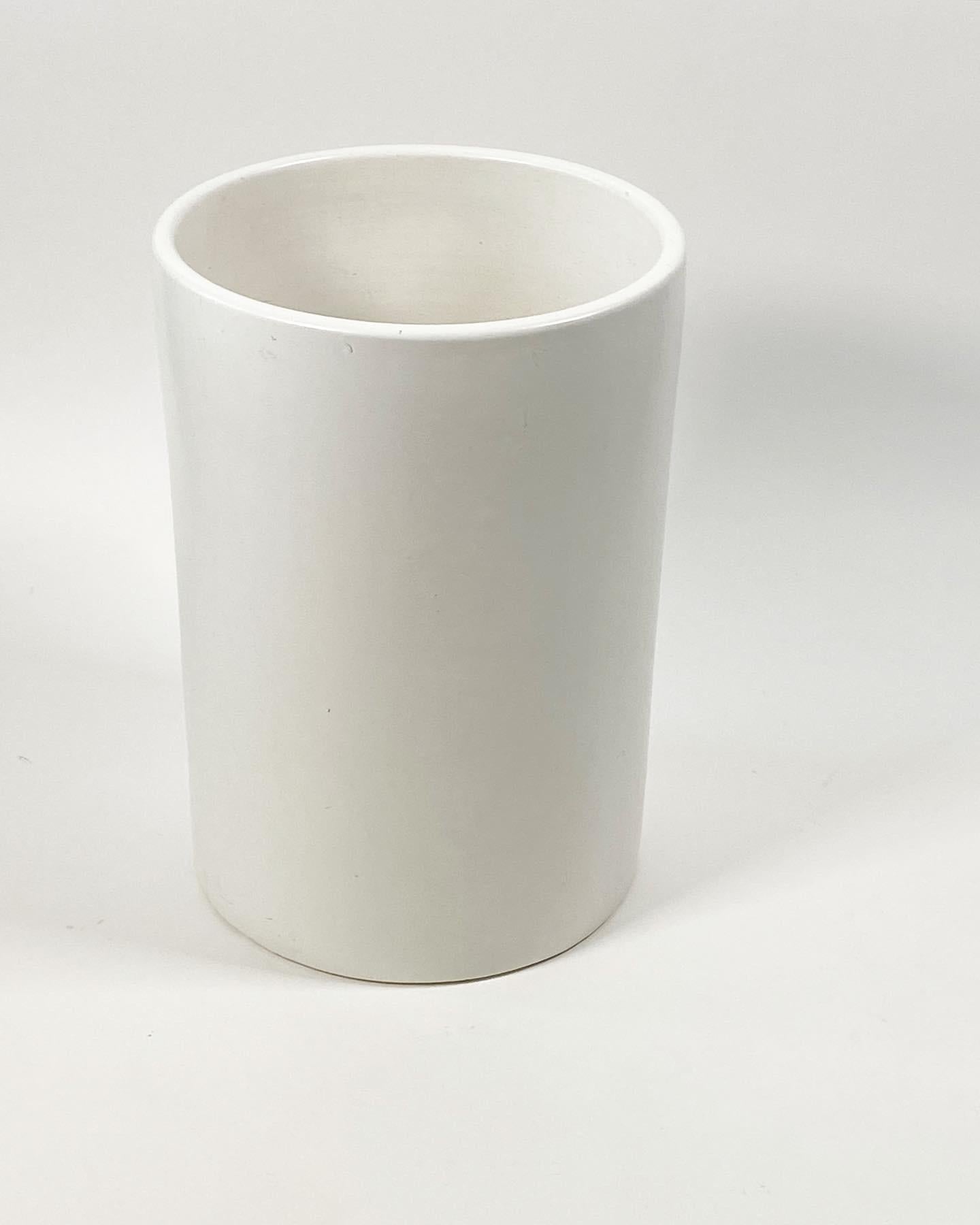Jardinière cylindrique en céramique blanche conçue par La Gardo Tackett pour Architectural Pottery of Southern California vers les années 1950 et 1960, ce modèle est appelé C-12. Avec des lignes simples et épurées qui s'adaptent à de nombreux