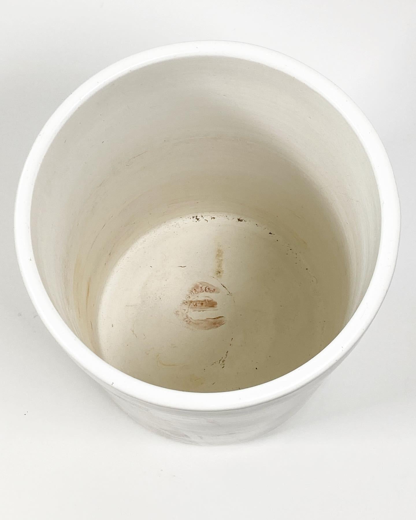 Weißes Zylinder-Pflanzgefäß von La Gardo Tackett für Architectural Pottery, C-12 (Moderne der Mitte des Jahrhunderts) im Angebot