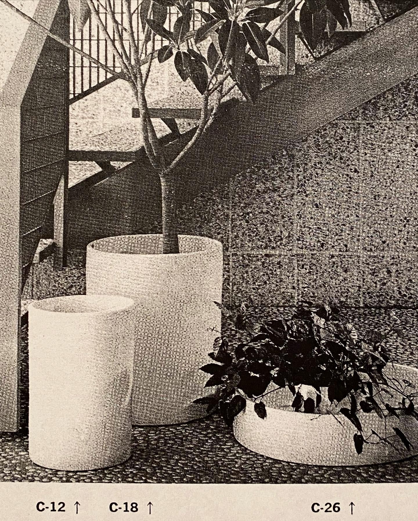 Weißes Zylinder-Pflanzgefäß von La Gardo Tackett für Architectural Pottery, C-12 (Maschinell gefertigt) im Angebot
